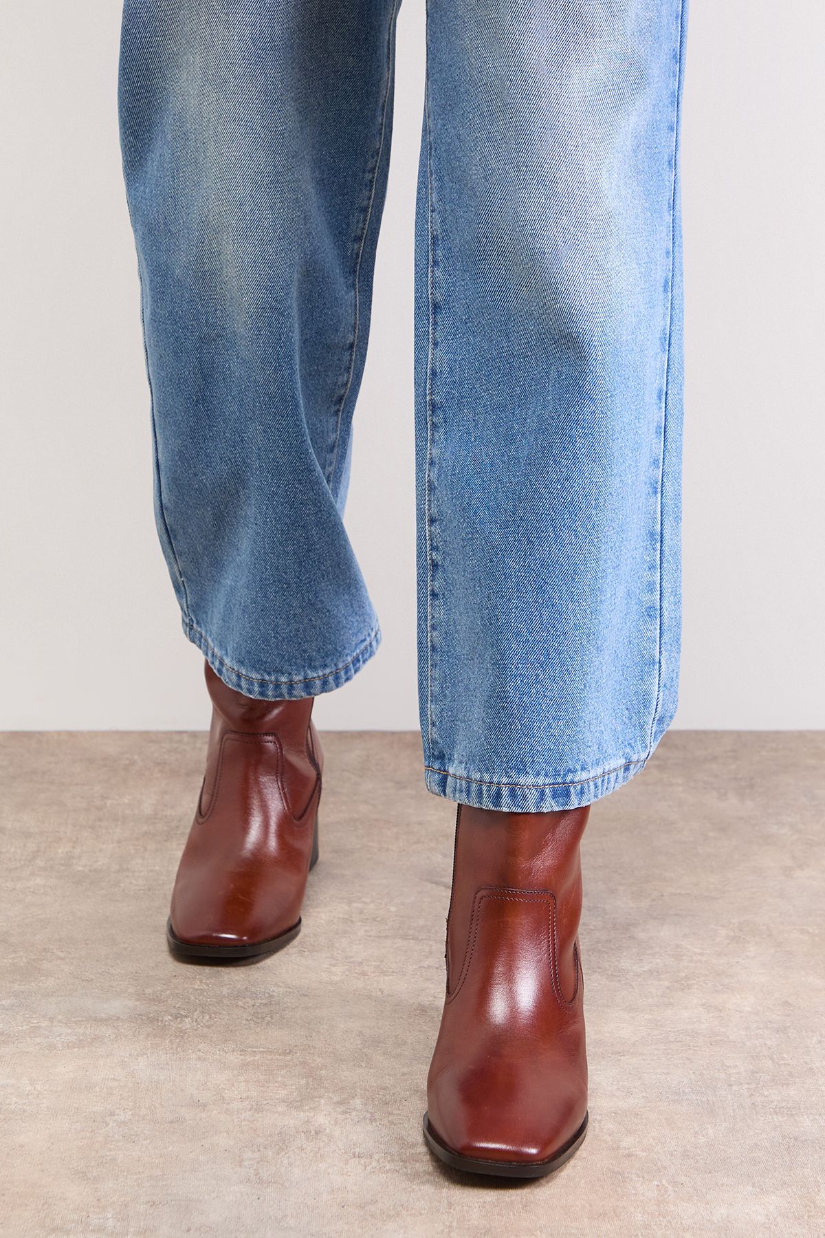 Oasis Lauren Leather Block Mid Heel Chelsea Boot Dark Tan image 3