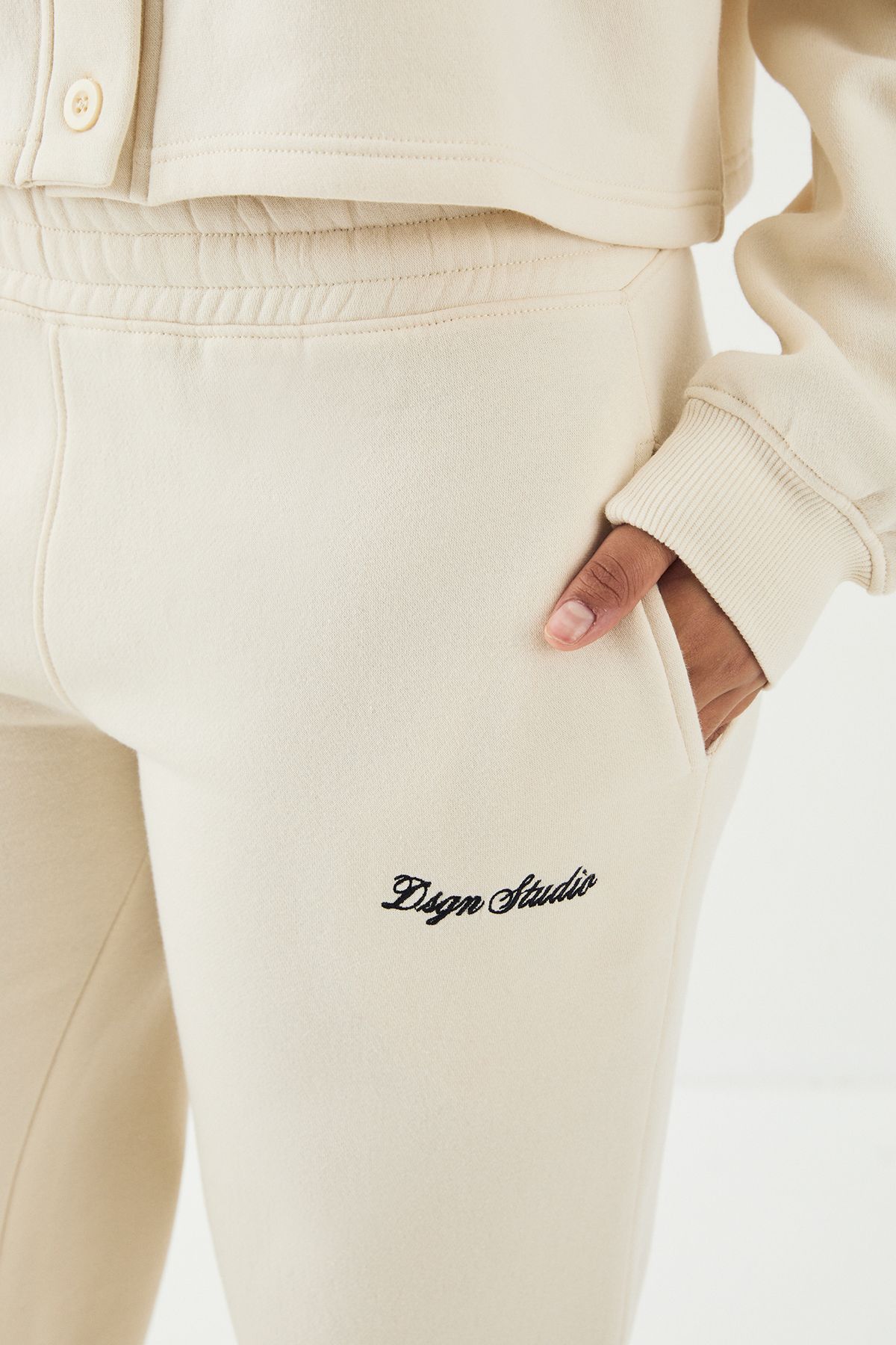 DSGN Studio DSGN Studio Straight Leg Jogger Cream image 4