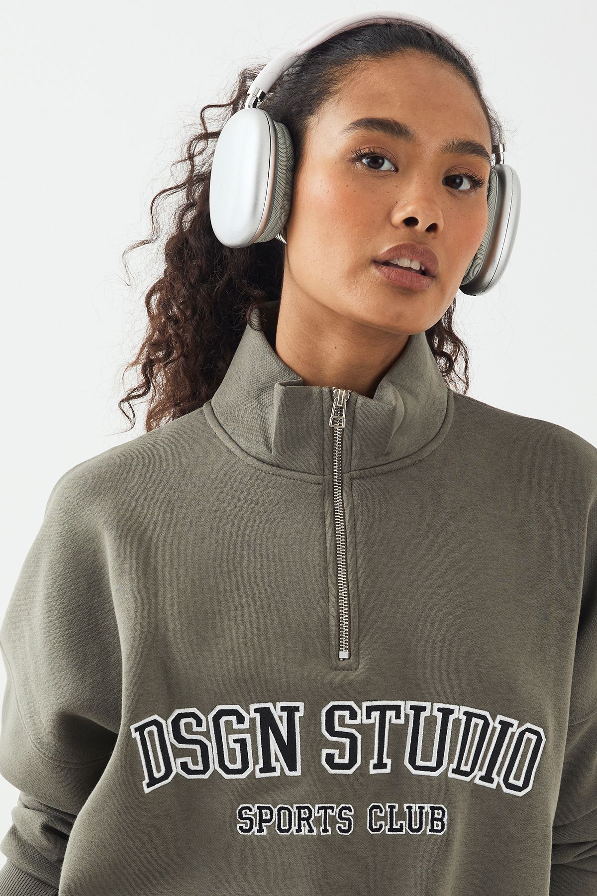 DSGN Studio DSGN Studio Applique Oversized Half Zip Sweatshirt Khaki image 4