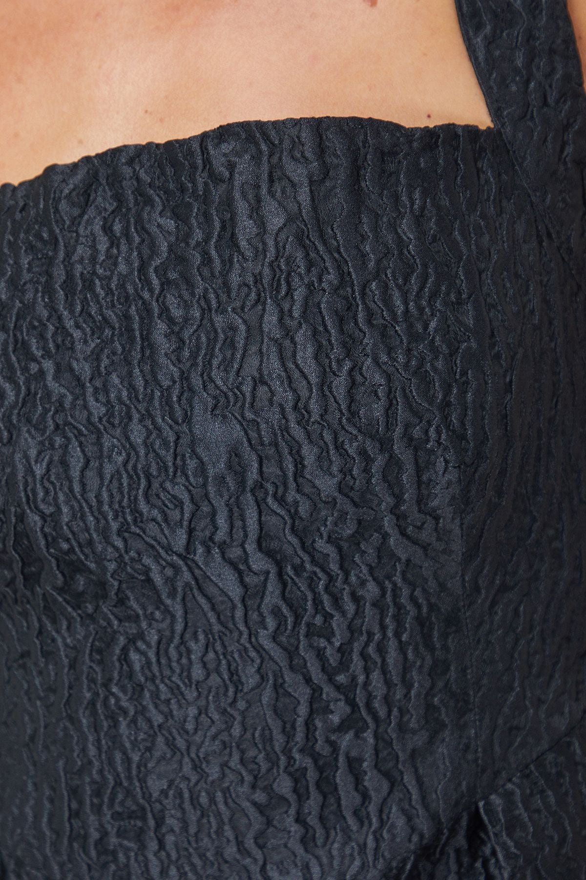 Oasis Crinkle Structured Strappy Mini Dress Black image 5