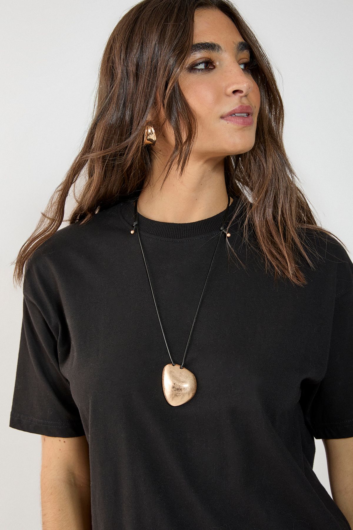 NastyGal Molten Circle Pendant Necklace Gold image 2