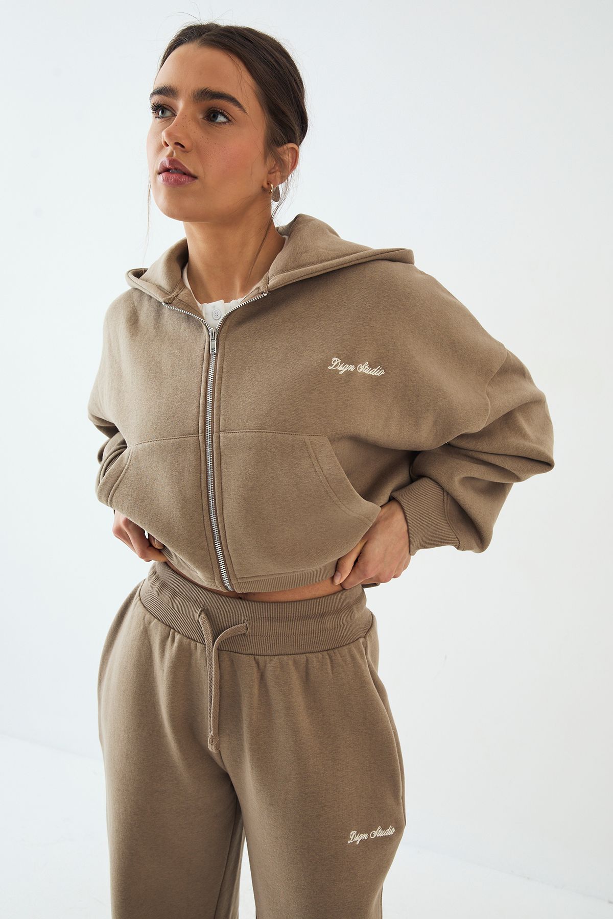 DSGN Studio DSGN Studio Deep Hem Boxy Crop Zip Through Hooded Tracksuit Khaki image 4