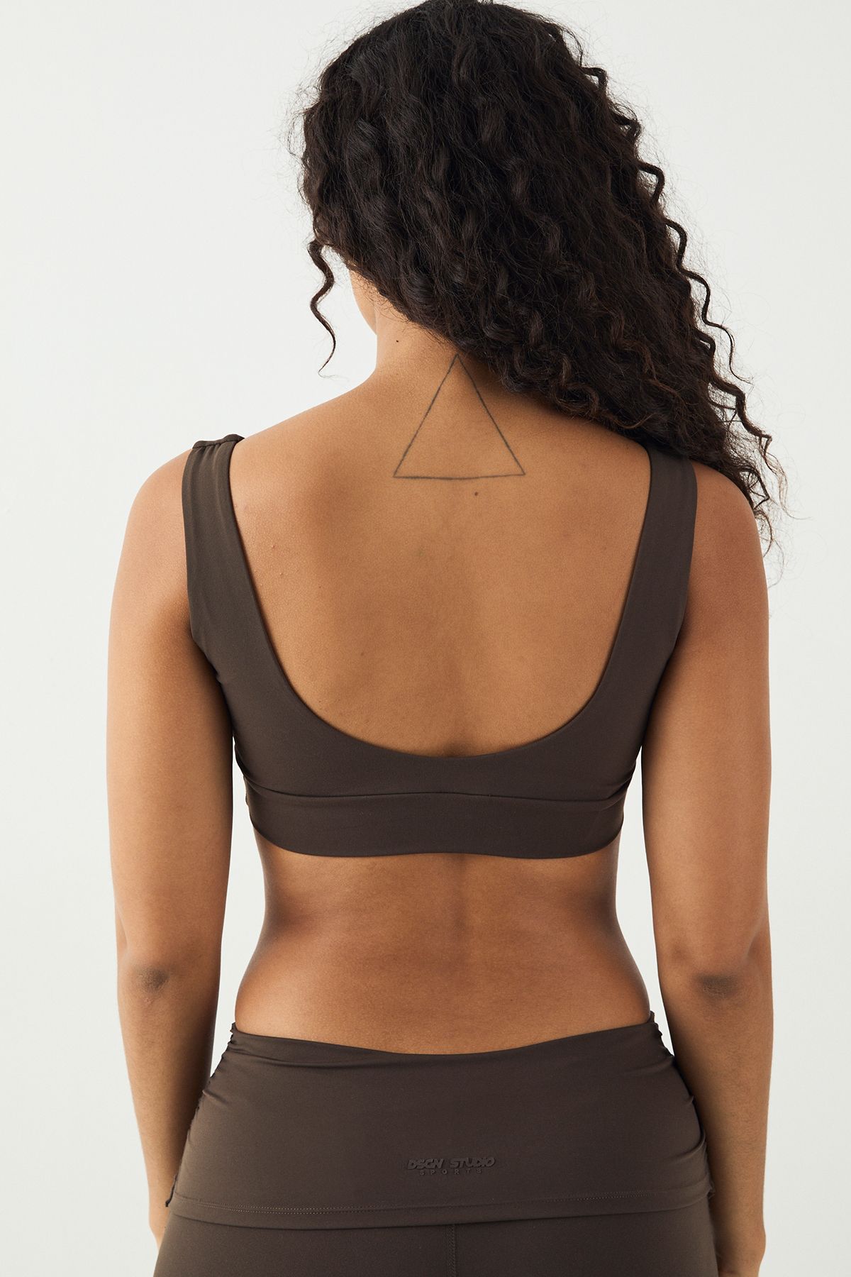 DSGN Studio DSGN Studio Ultra Sculpt Plunge Sports Bra Espresso image 2