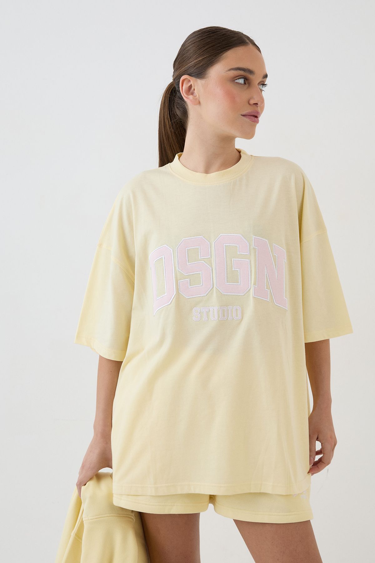 DSGN Studio DSGN Studio Collegiate Applique Oversized T-Shirt Lemon