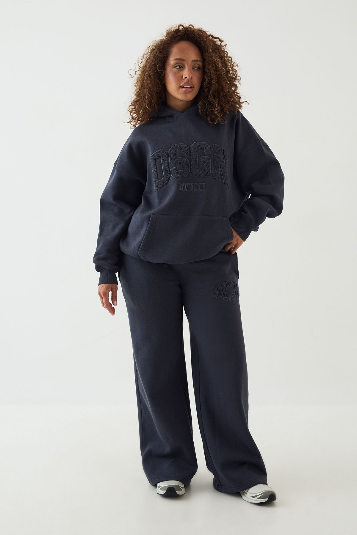 DSGN Studio DSGN Studio Towelling Applique Straight Leg Jogger Midnight image 5