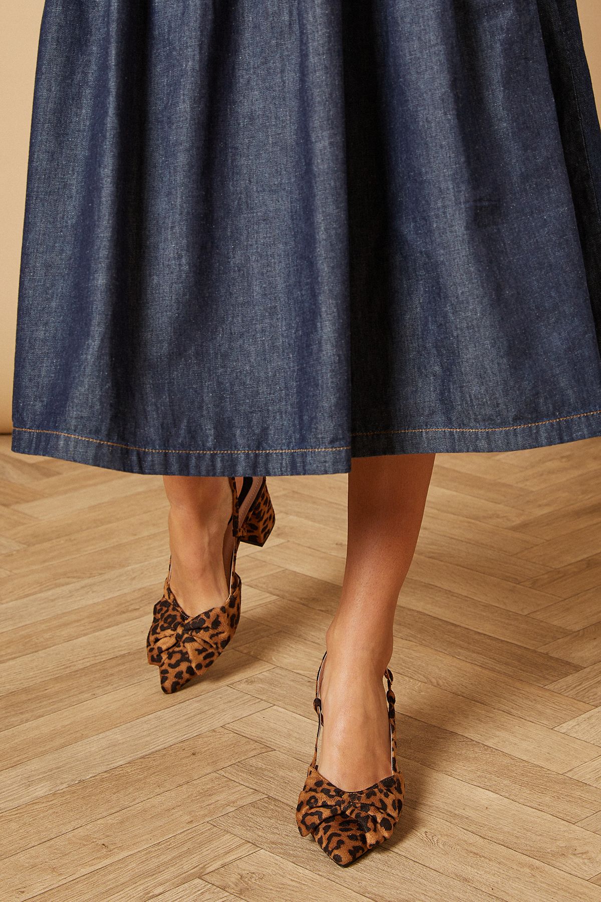 Oasis Dorinda Faux Suede Leopard Bow Slingback Block Heeled Shoes Leopard image 2