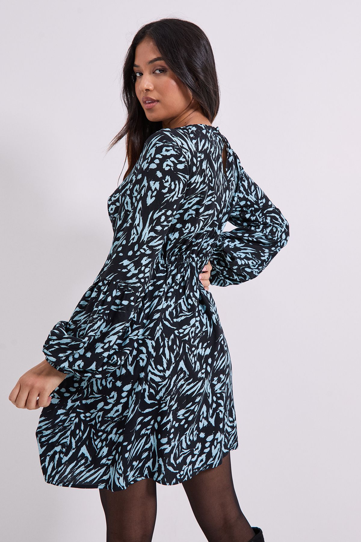 Dorothy Perkins Petite V Neck Smock Blouson Sleeve Printed Mini Dress Blue image 3