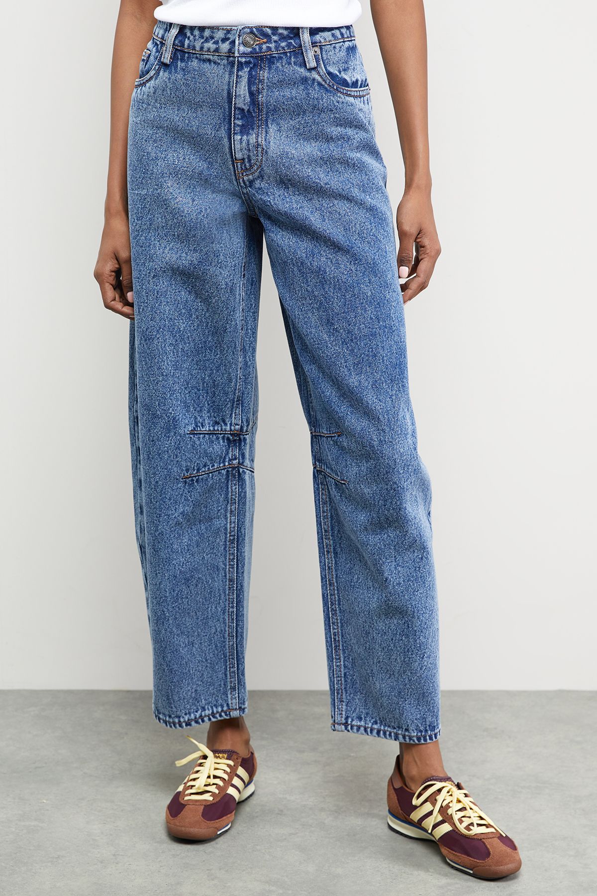 Warehouse Mid Rise Denim Darted Barrel Leg Jeans Mid Wash image 2
