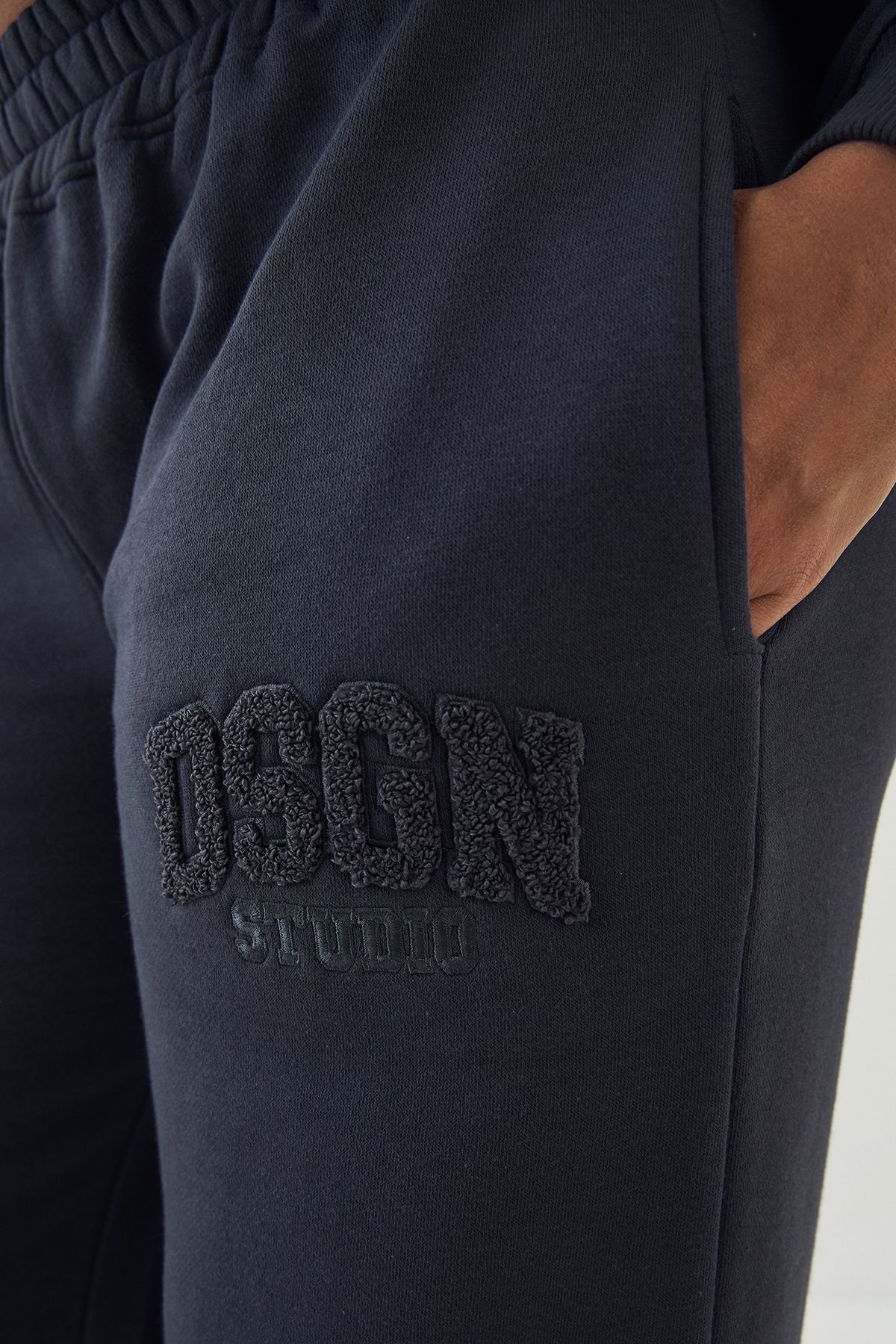 DSGN Studio DSGN Studio Towelling Applique Straight Leg Jogger Midnight image 4