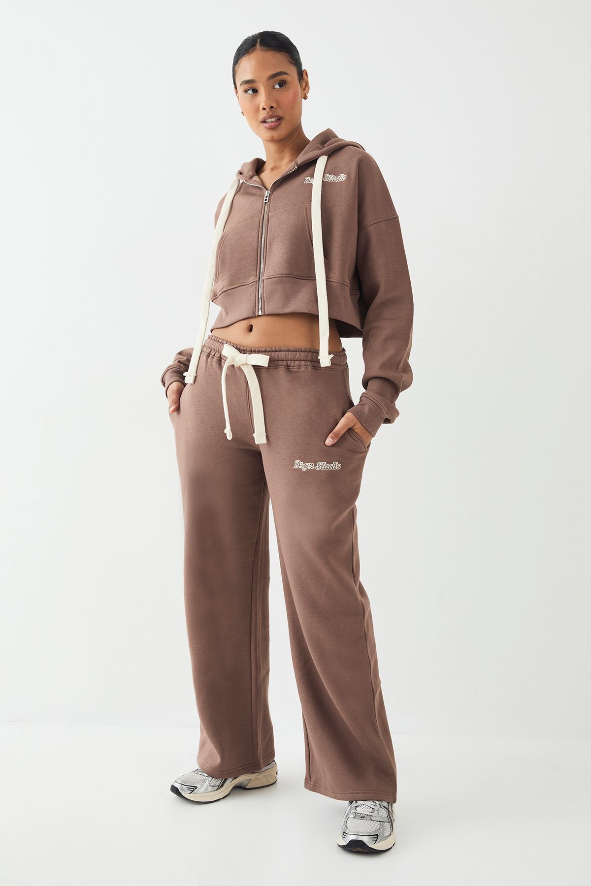 DSGN Studio DSGN Studio Contrast Drawcord Mid Rise Straight Leg Jogger Mocha image 3