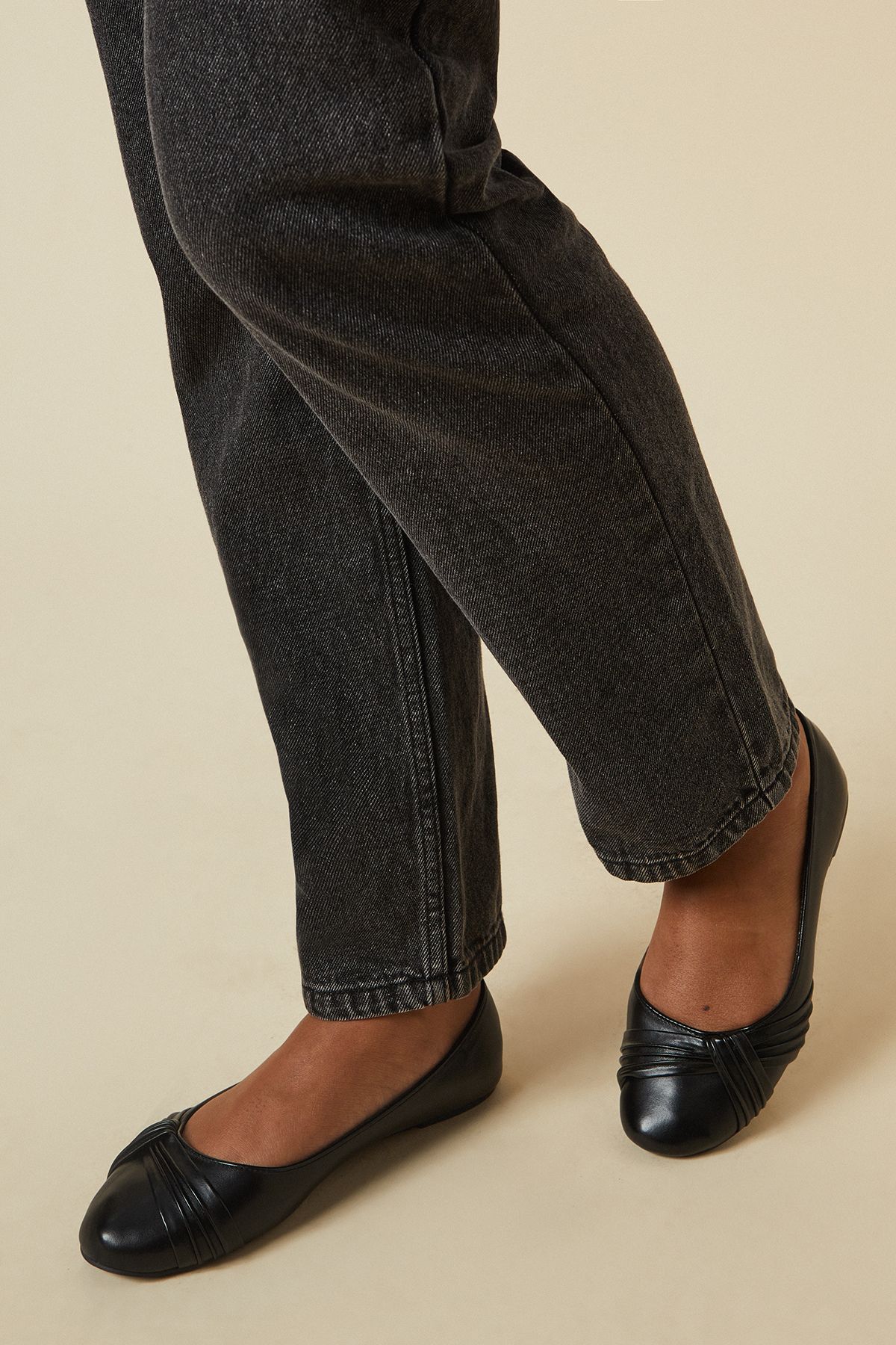 Dorothy Perkins Eliza Ruched Detail Flat Ballet Pumps Black image 2