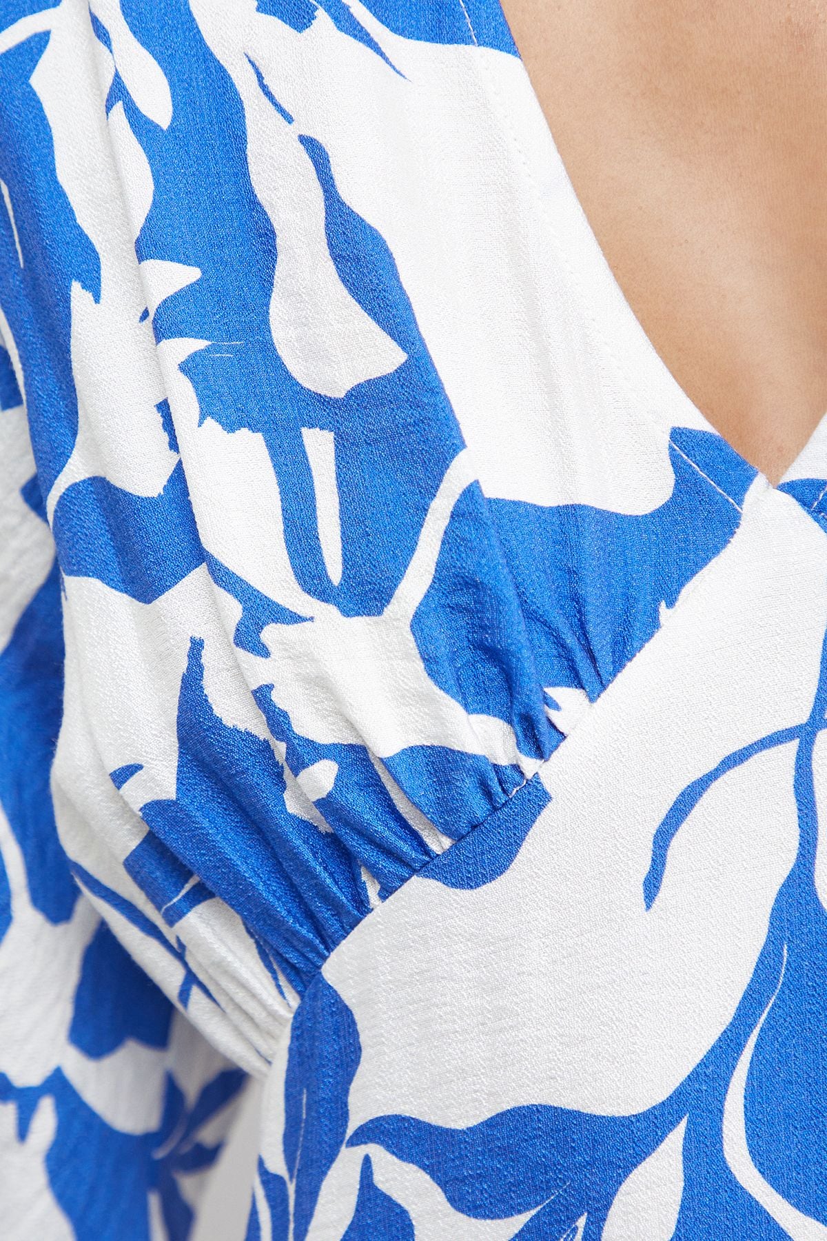 Warehouse Petite Viscose Floral V Neck Puff Sleeve Midi Dress Blue image 5