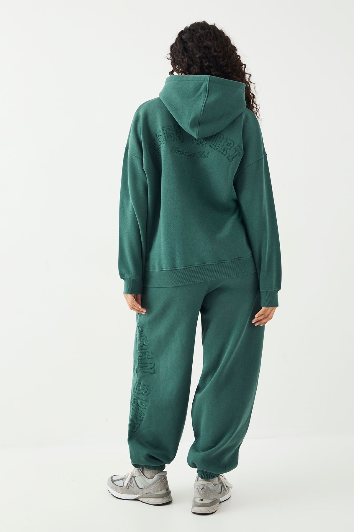 DSGN Studio DSGN Studio Sport Training Club Oversized Cuffed Jogger Green image 2