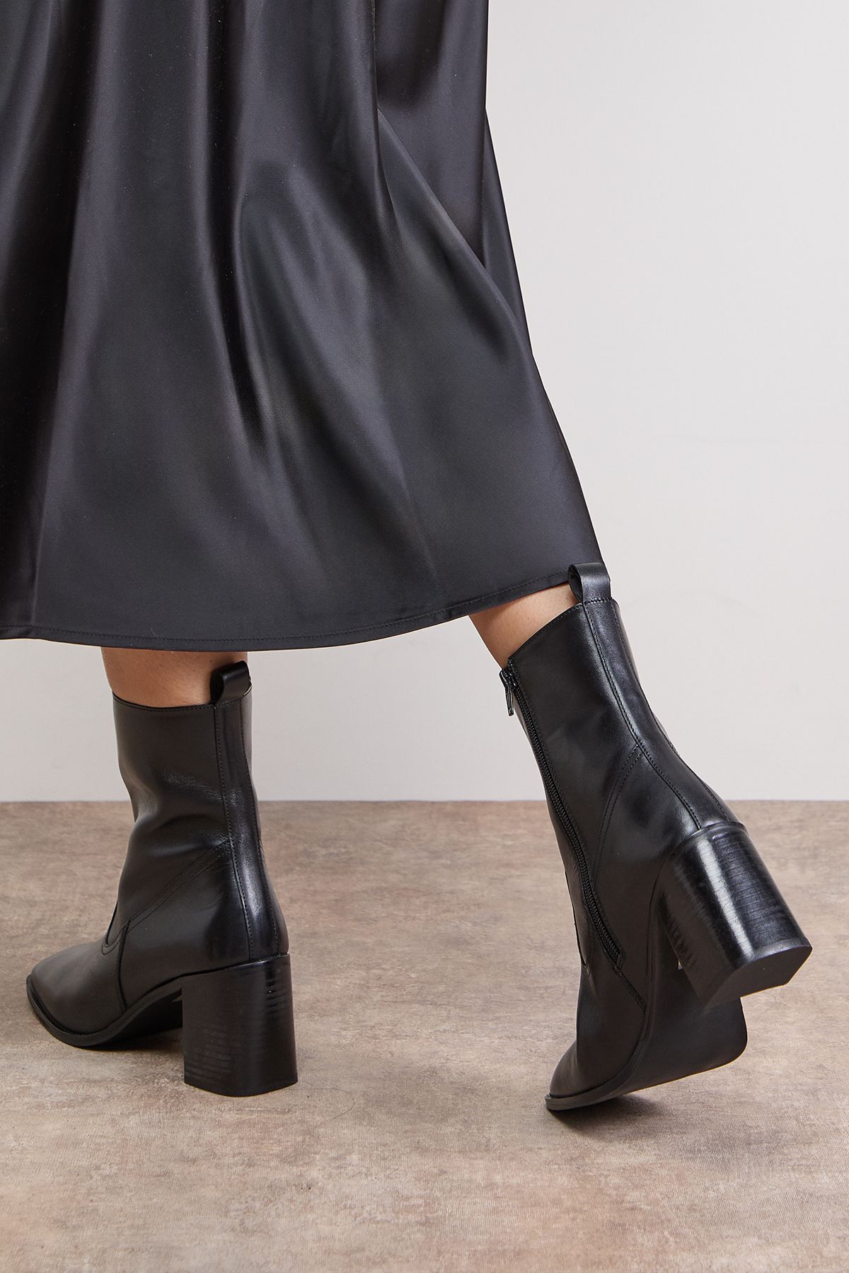 Oasis Lauren Leather Block Mid Heel Chelsea Boot Black image 4