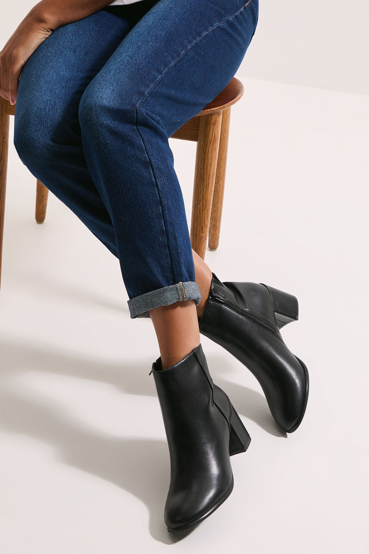 Dorothy Perkins Wide Fit Morgan Round Toe Medium Block Heel Ankle Boots Black image 2