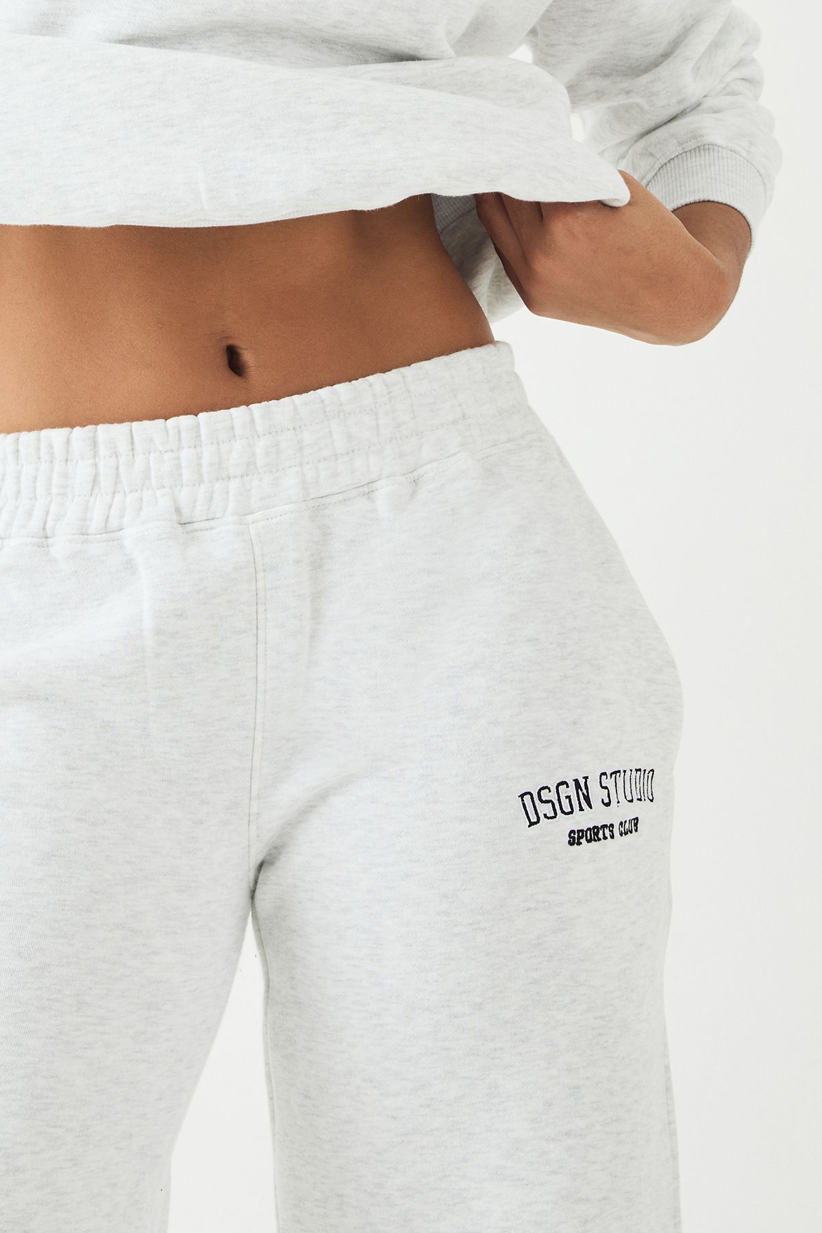 DSGN Studio Petite DSGN Studio Applique Straight Leg Jogger Ash Grey image 4