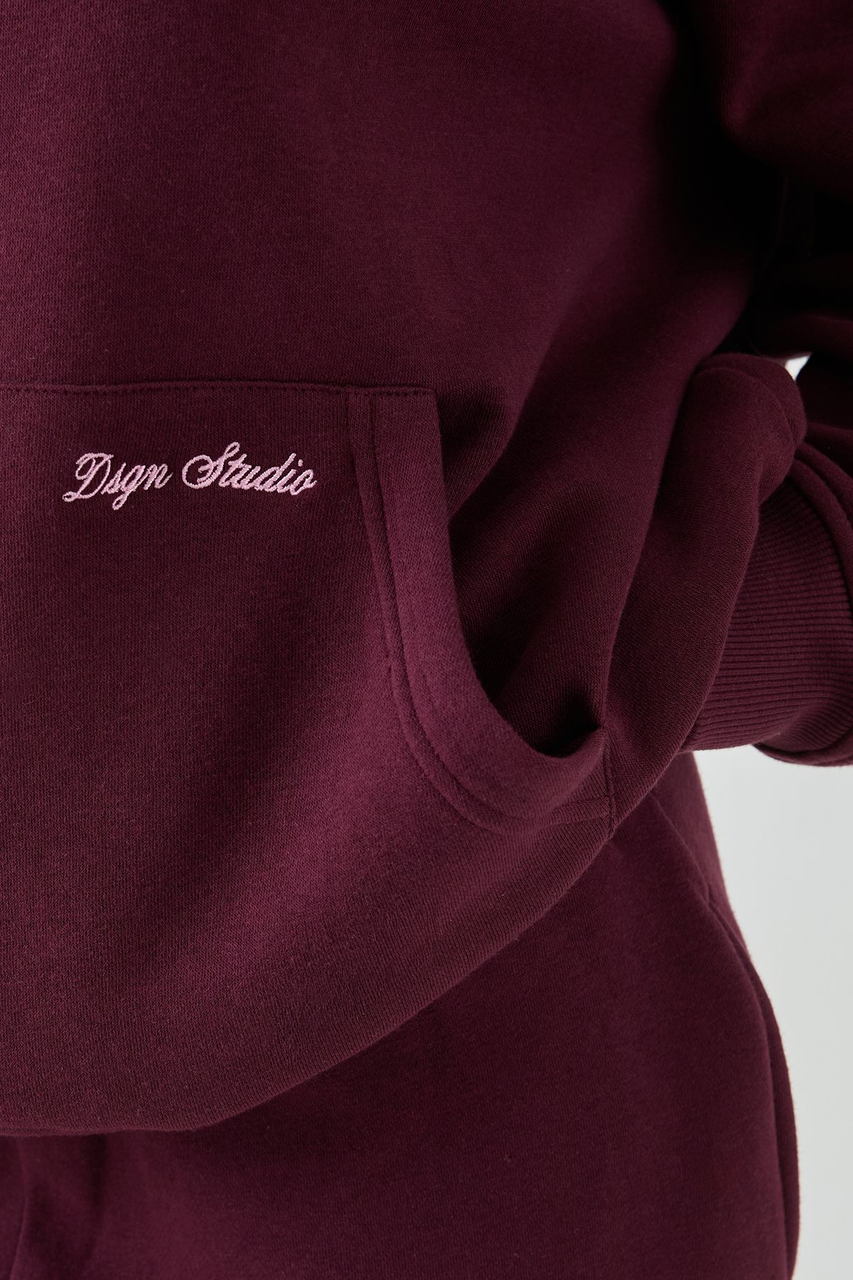 DSGN Studio DSGN Studio Script Embroidered Hooded Tracksuit Burgundy image 4