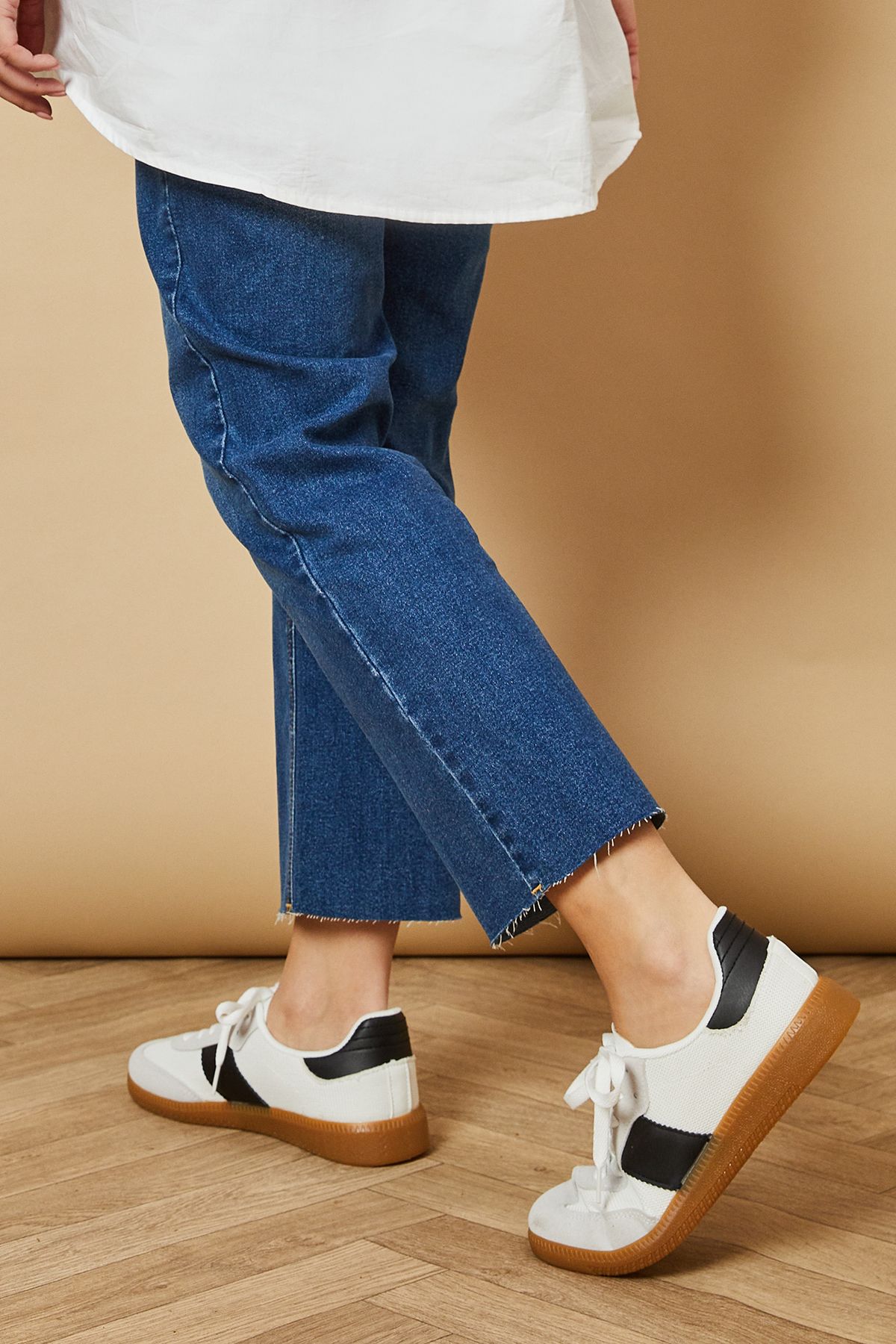 Oasis Denae Faux Suede Side Stripe Lace Up Trainers White image 4