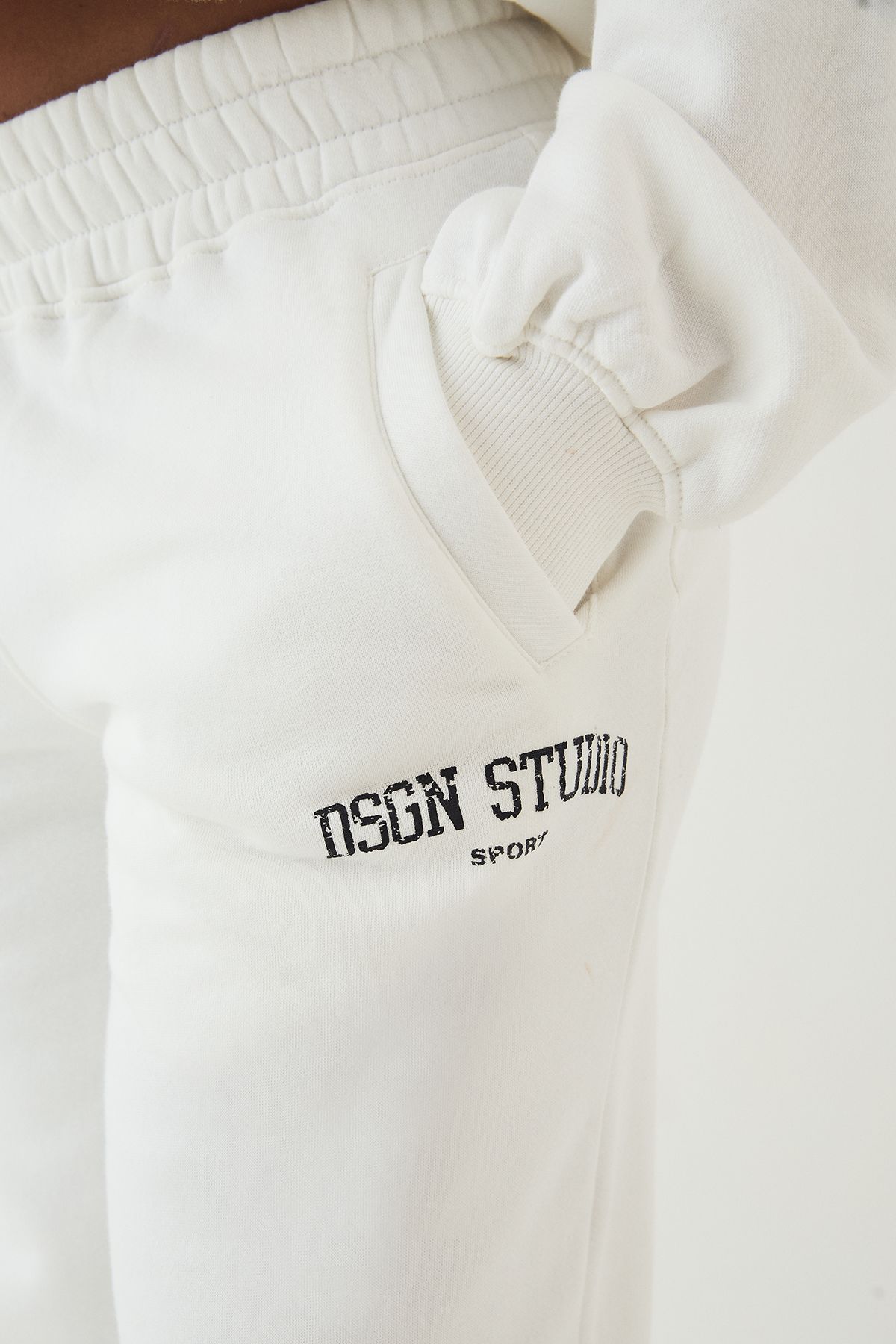 DSGN Studio DSGN Studio Collegiate Printed Straight Leg Jogger Cream image 4