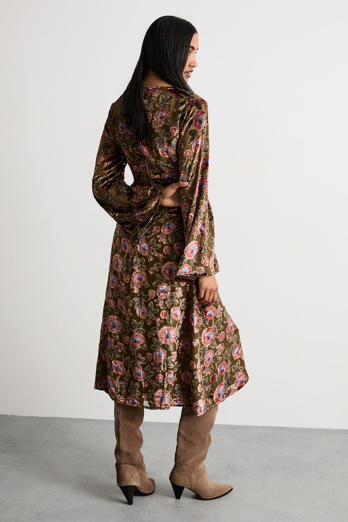 Warehouse Devore Plunge Neck Waisted Midi Dress Green image 3