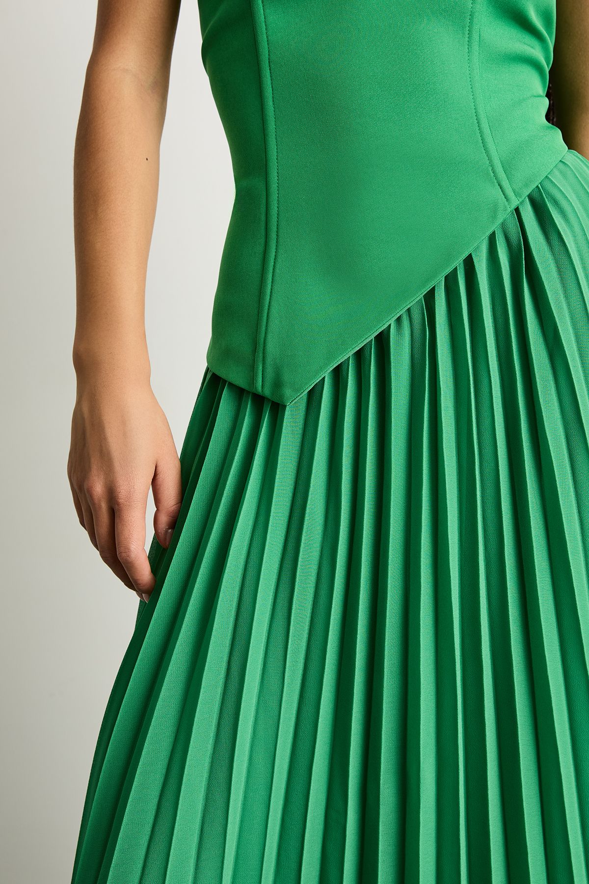 Warehouse Petite Bandeau Bodice Pleated Chiffon Midi Dress Green image 4