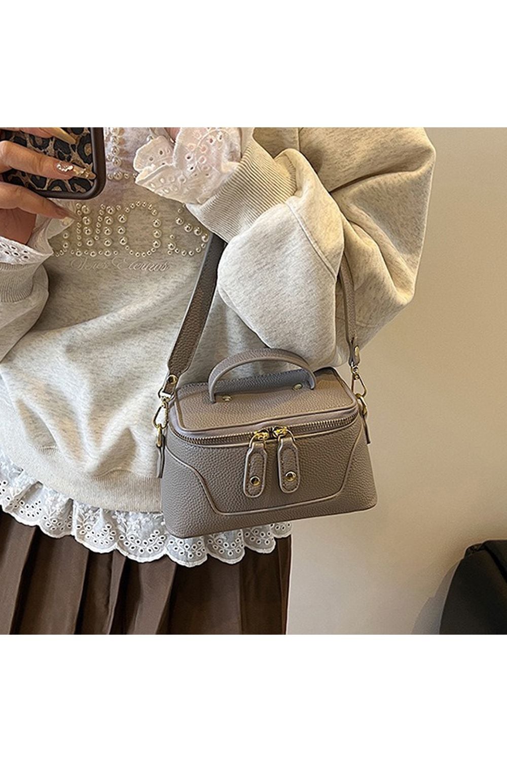 XY London 'Lilly' Tote Bag With Adjustable Shoulder Strap and Zip Closure image 4