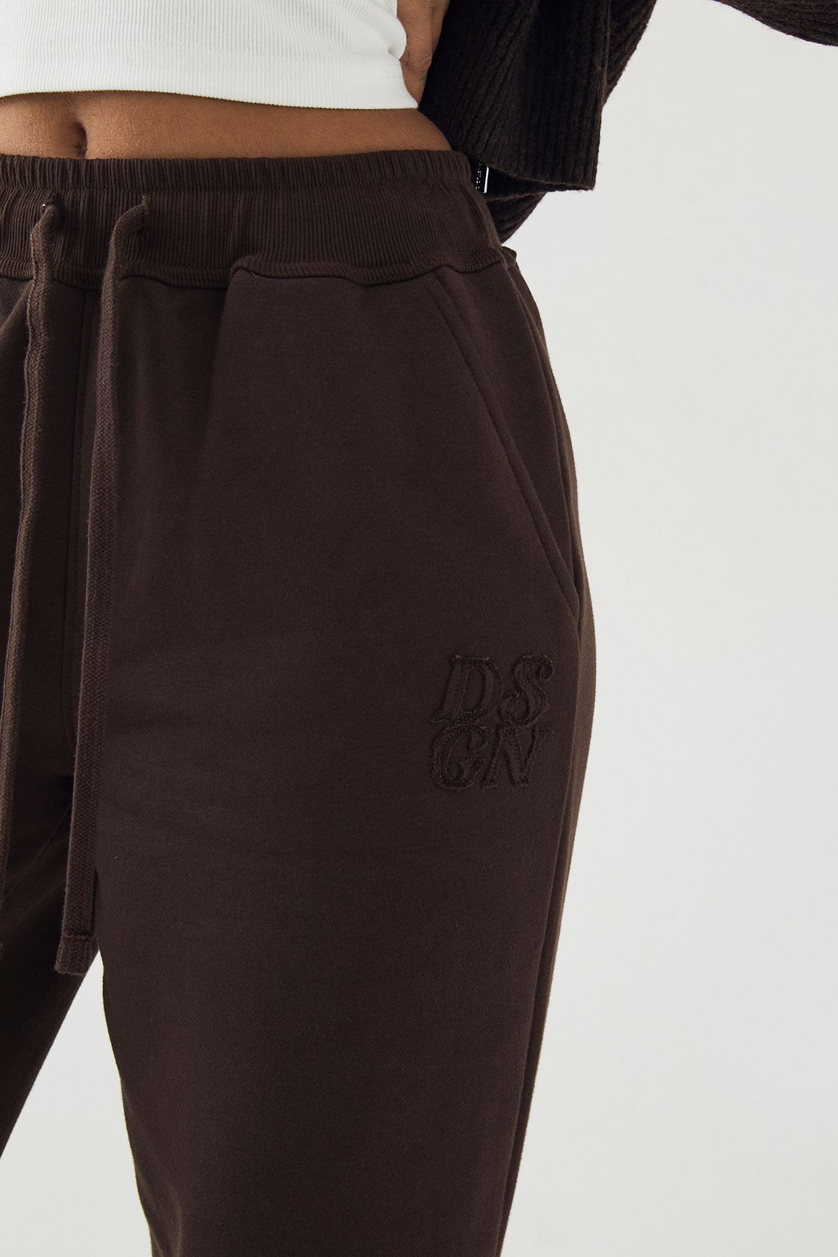 DSGN Studio DSGN Studio Self Fabric Applique Straight Leg Jogger Dark Chocolate image 4