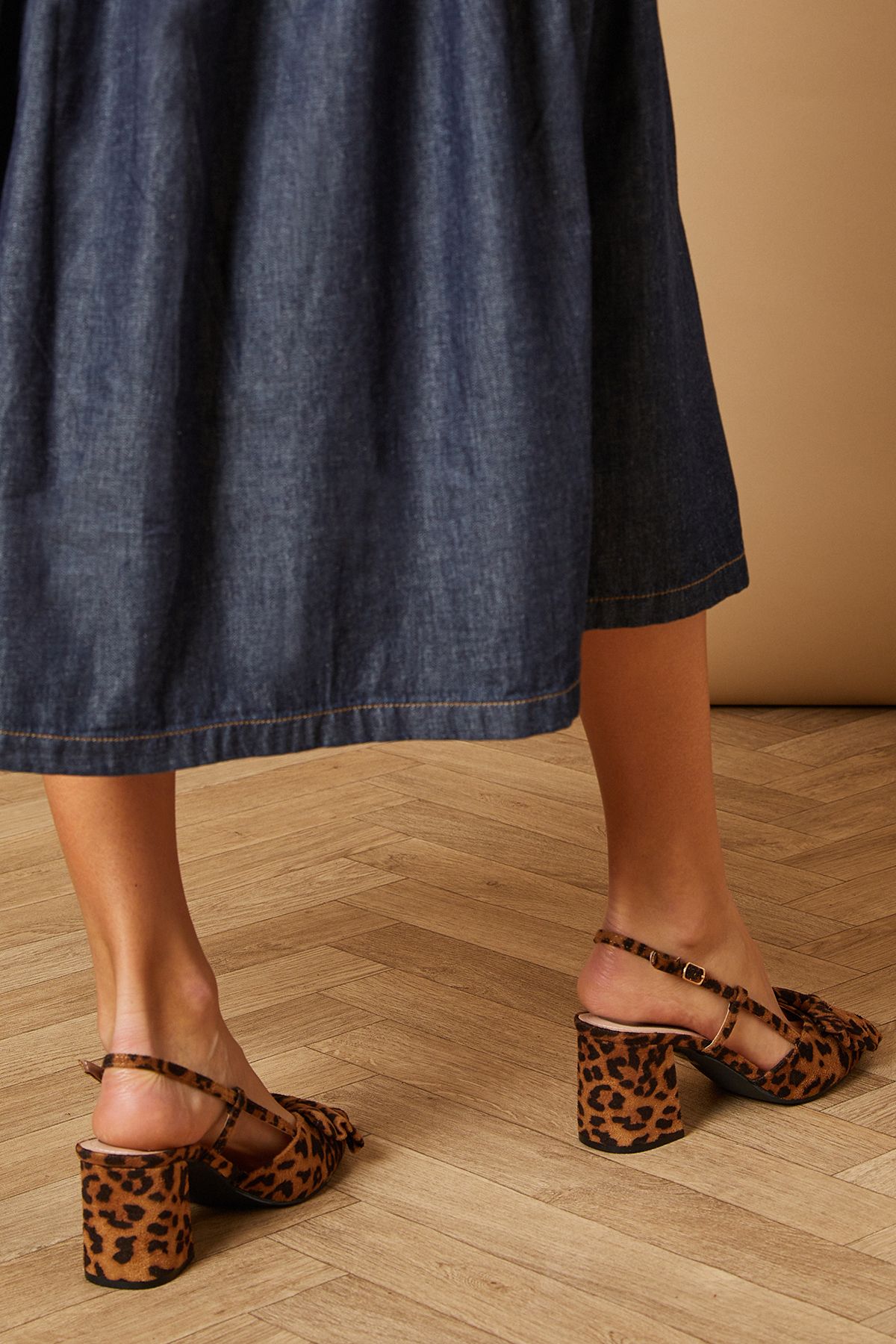 Oasis Dorinda Faux Suede Leopard Bow Slingback Block Heeled Shoes Leopard image 4