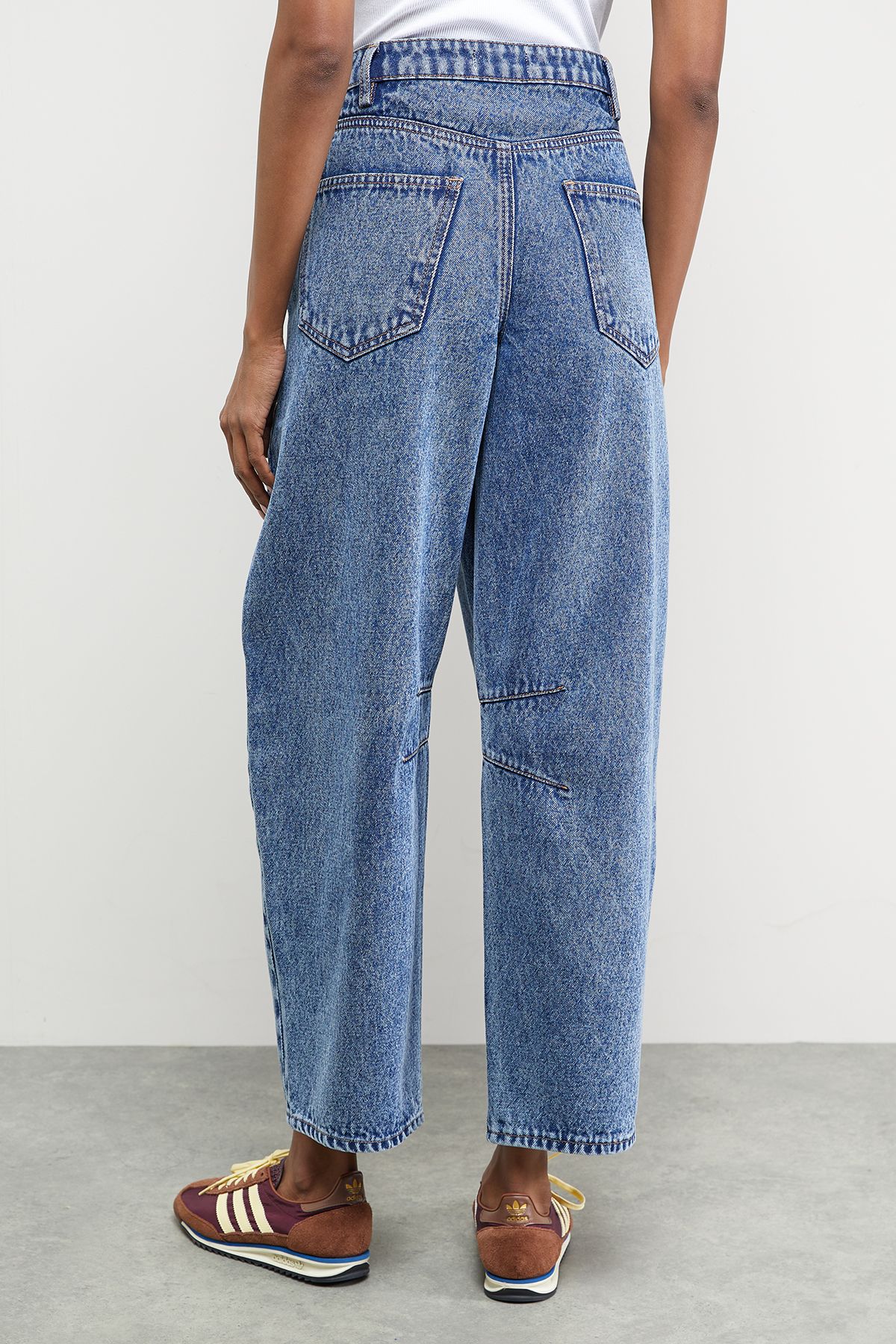 Warehouse Mid Rise Denim Darted Barrel Leg Jeans Mid Wash image 3
