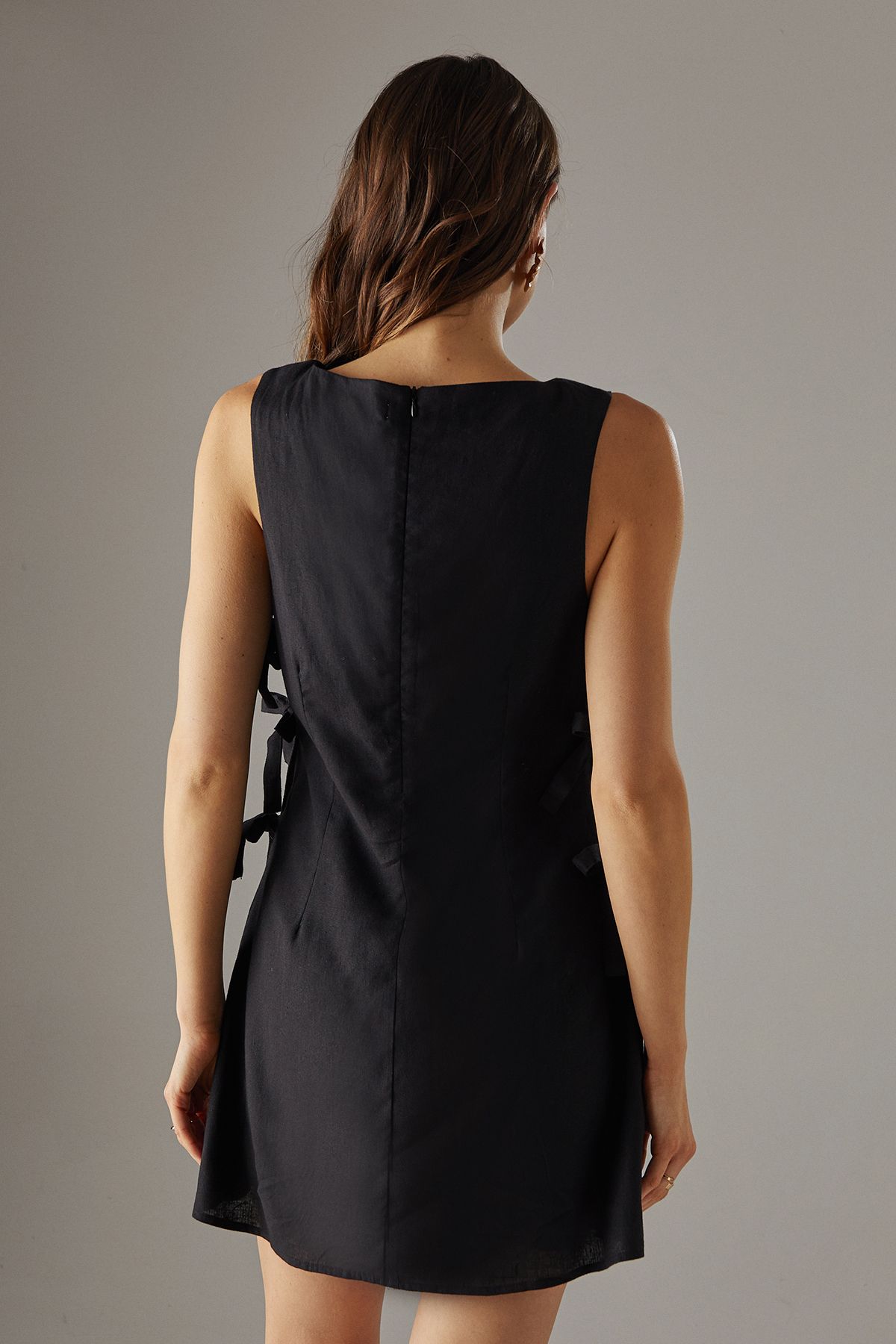 Warehouse Premium Linen Blend Bow Side Mini Dress Black image 3
