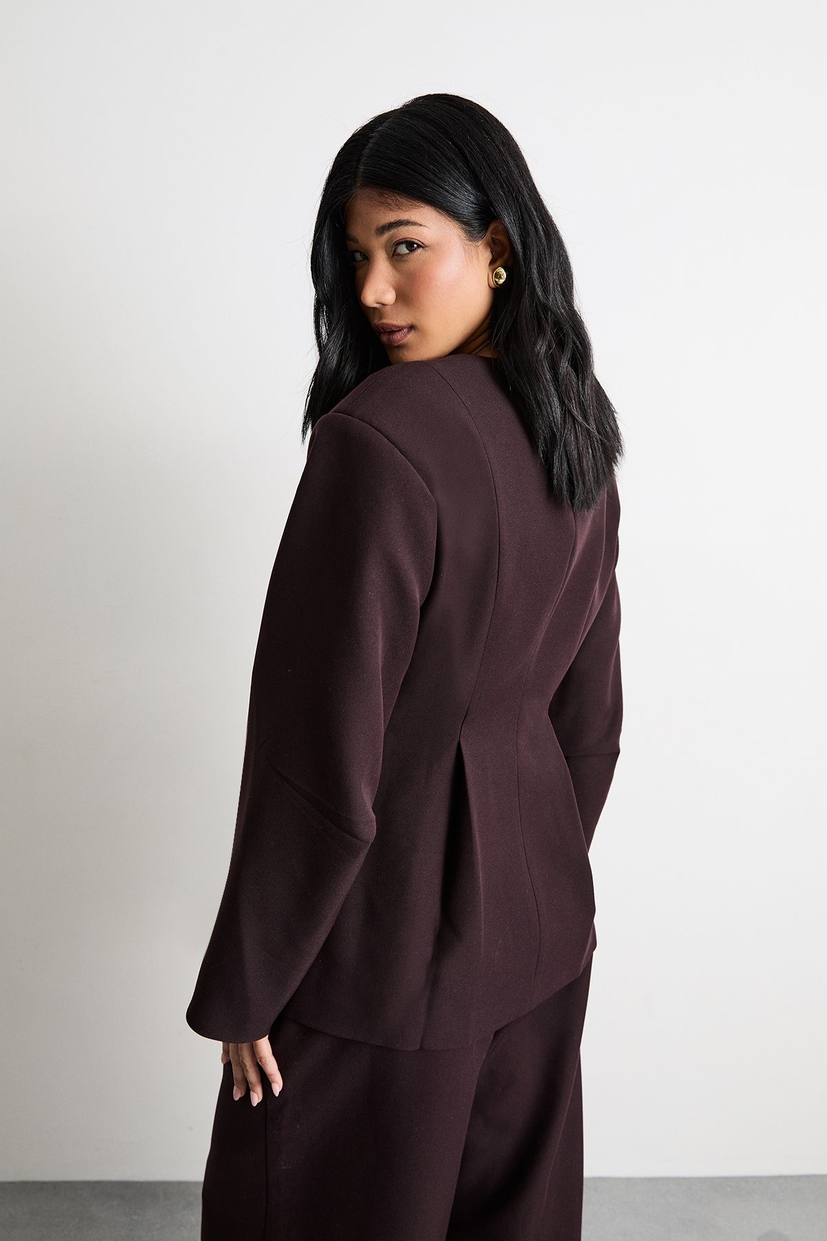 Warehouse Premium Tailored Extreme Shoulder Moulded Waist Blazer Chocolate image 3