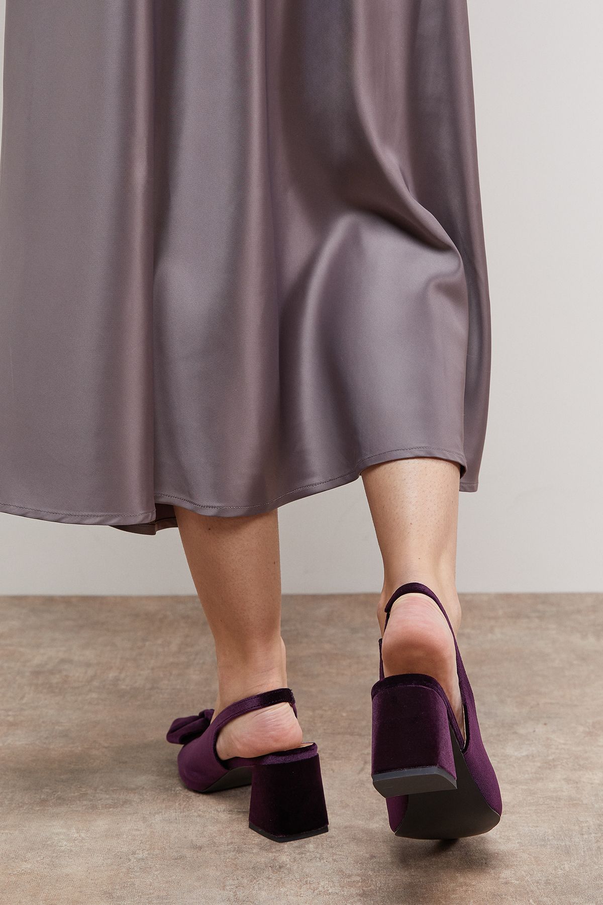 Oasis Seala Velvet Bow Slingback Medium Block Heel Court Shoes Fig image 3