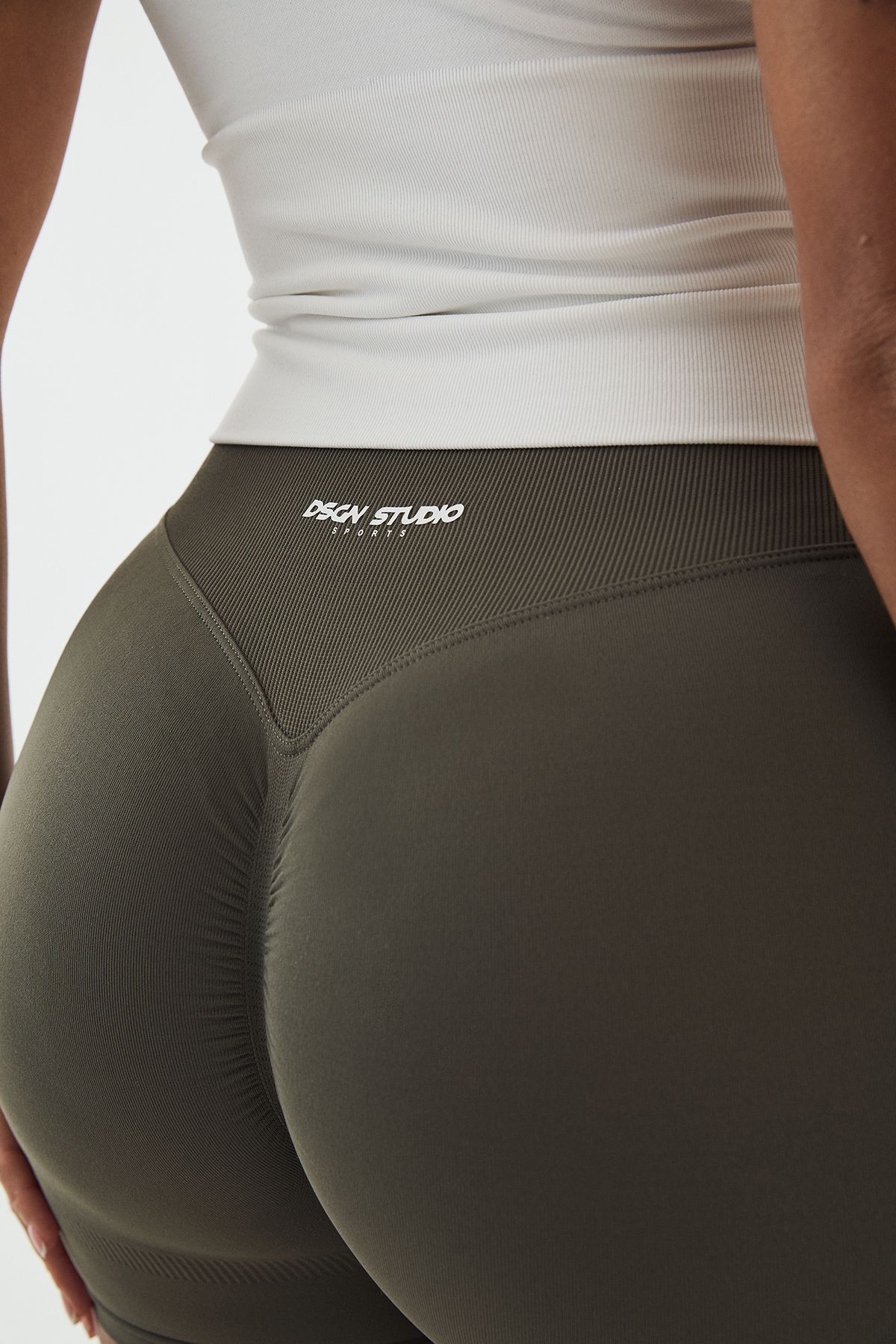 DSGN Studio DSGN Studio Sport Ultra Contour Seamless Scrunch Bum Short Fern image 4