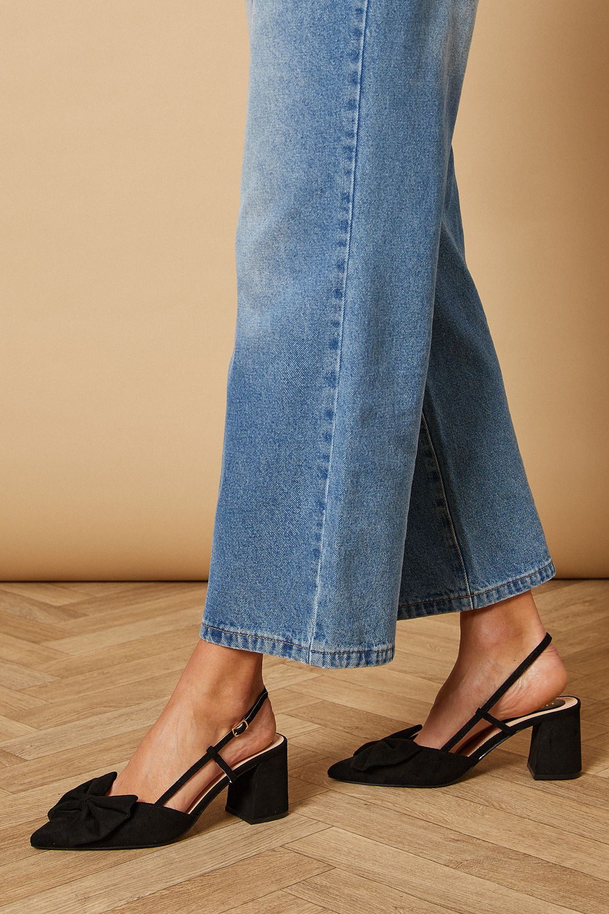 Oasis Dorinda Faux Suede Bow Slingback Block Heeled Shoes Natural Black image 3