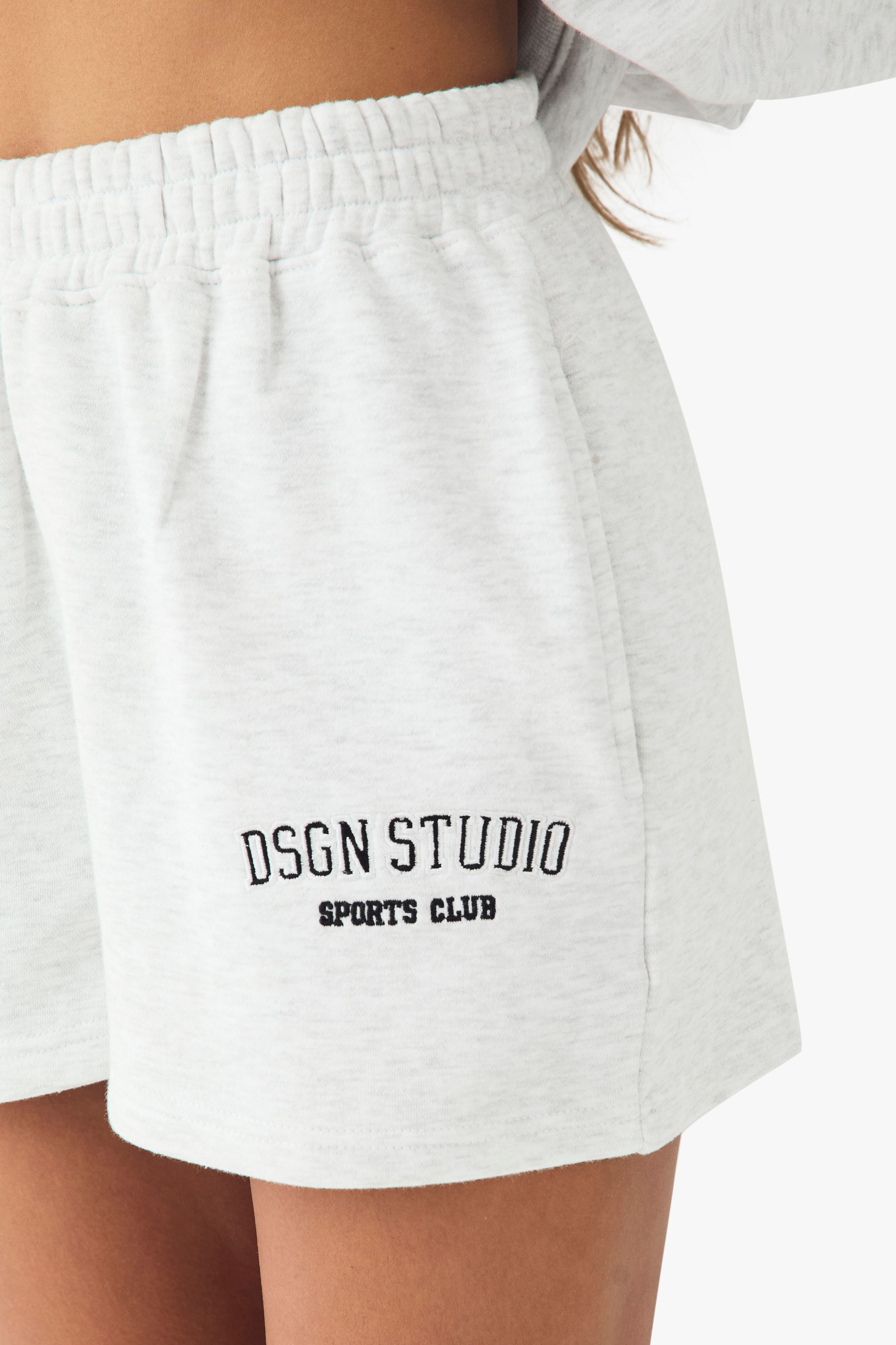 DSGN Studio DSGN Studio Sports Club Applique Sweat Short Ash Grey image 4