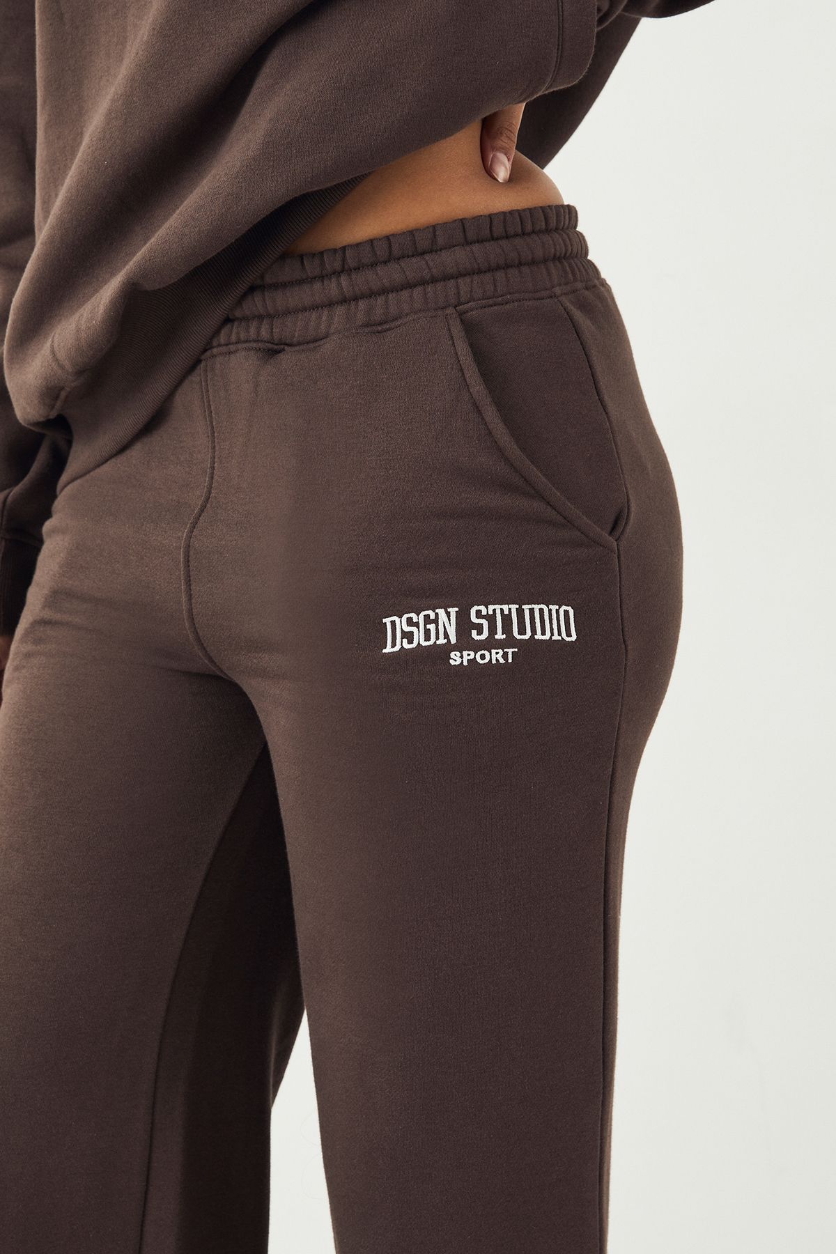 DSGN Studio Petite DSGN Studio Applique Straight Leg Jogger Espresso image 4