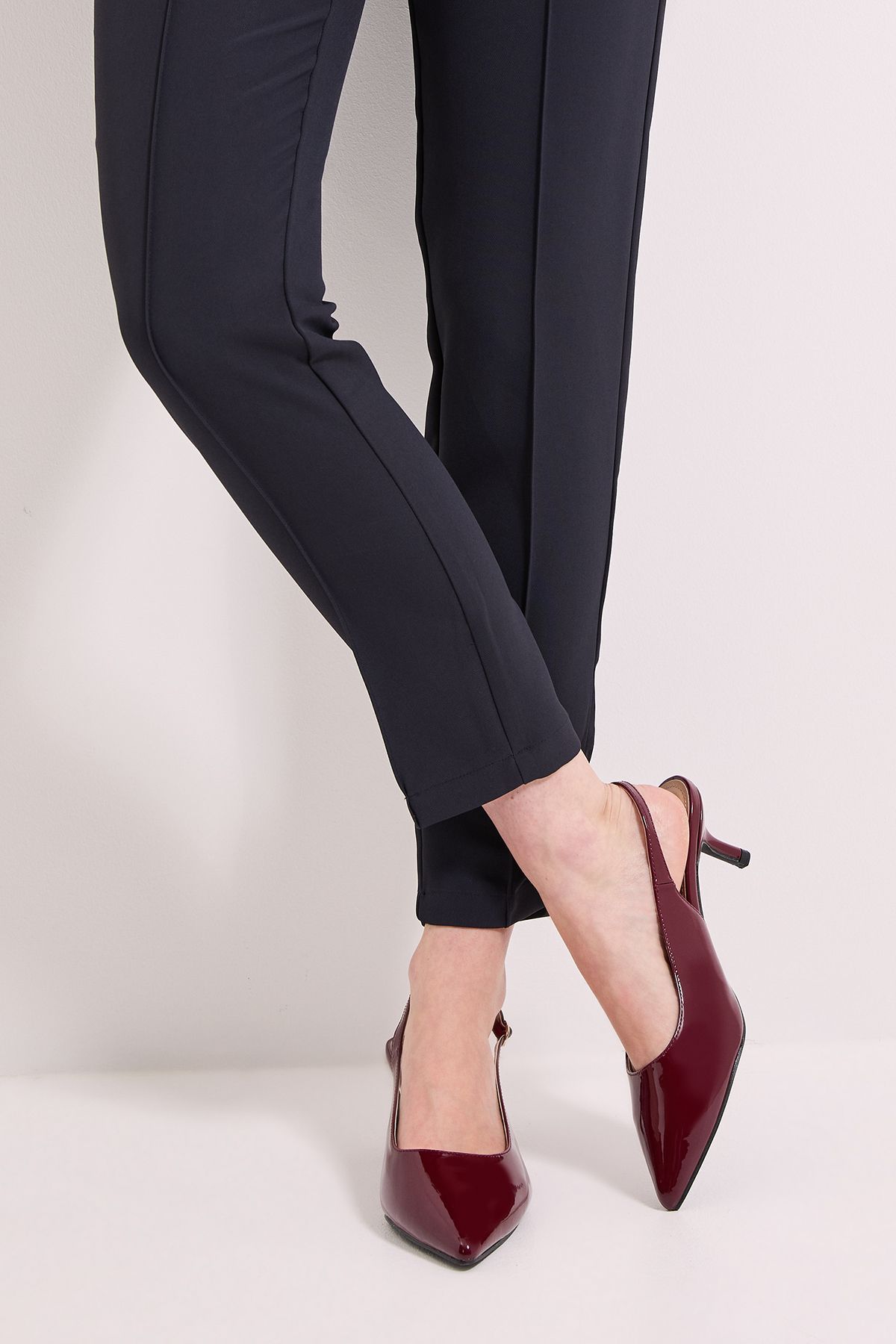 Dorothy Perkins Wide Fit Dova Slingback Kitten Heel Court Shoes Burgundy image 2