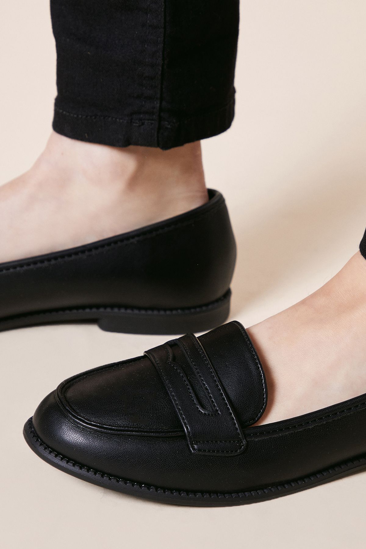 Dorothy Perkins Wide Fit Lara Penny Loafers Black image 4