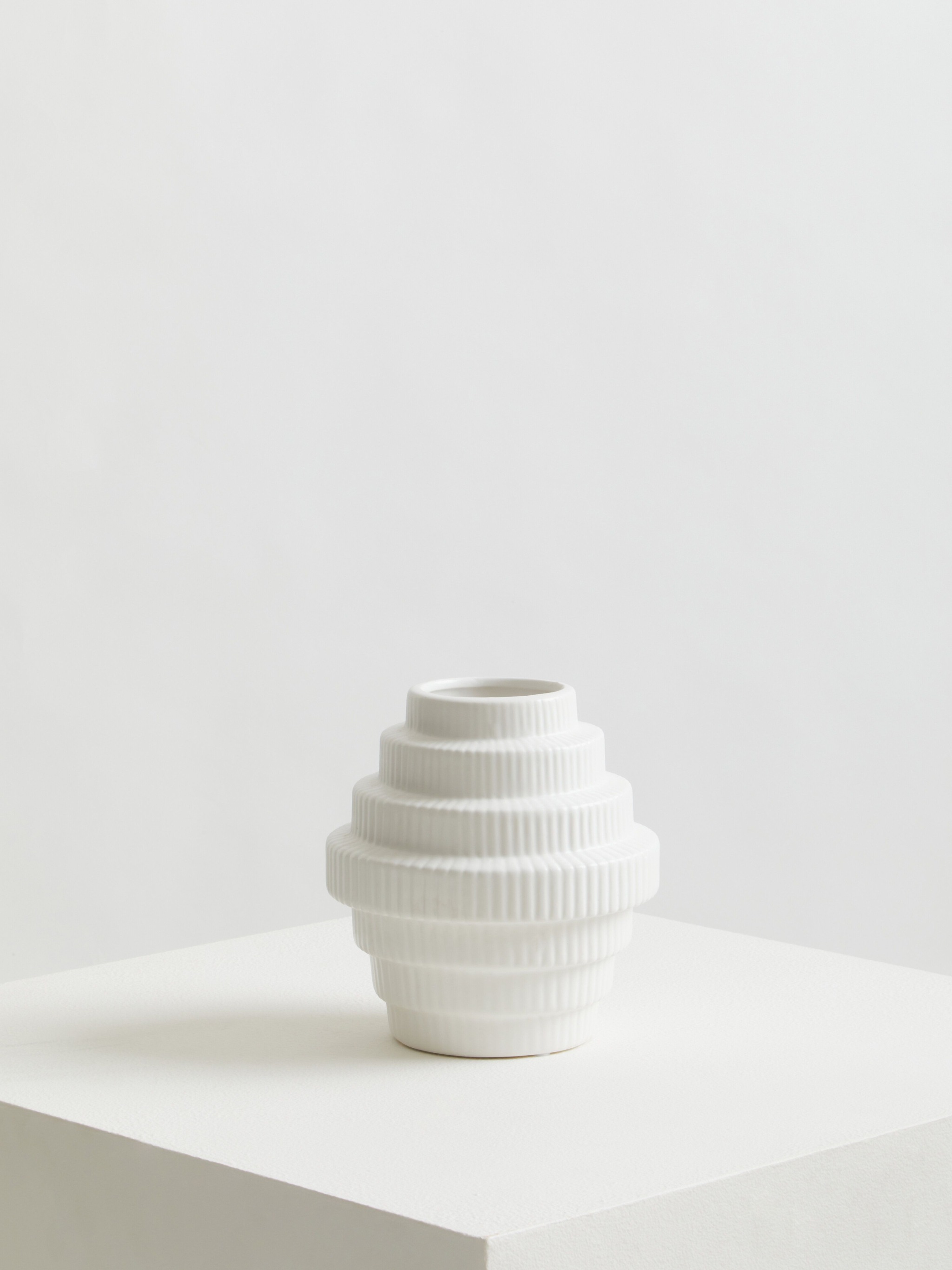 Orsina Lightweight Small Vase, Versatile And Stylish Flower Ceramic vase, Modern Design Vase For Flowers image 3