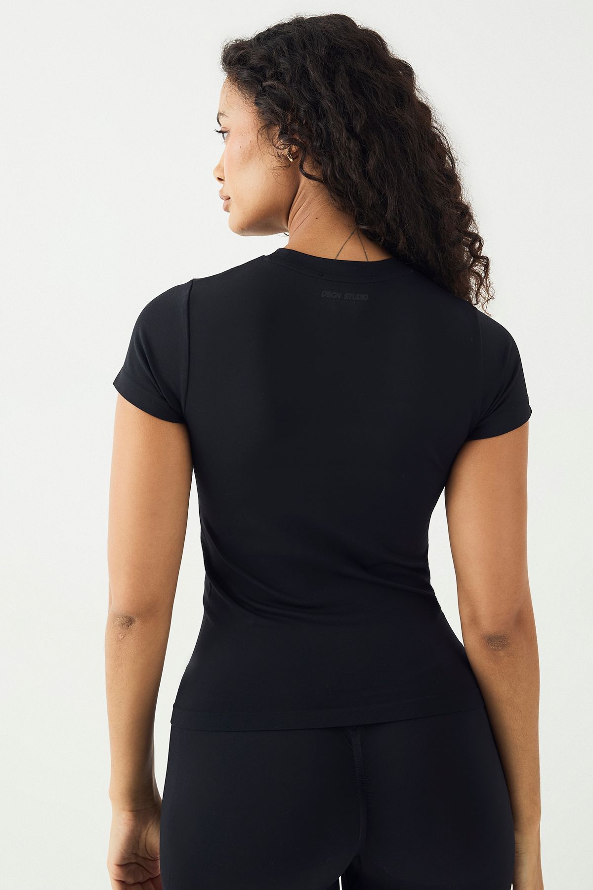 DSGN Studio DSGN Studio Sport Ultra Contour Seamless Fitted Short Sleeve Top Black image 2