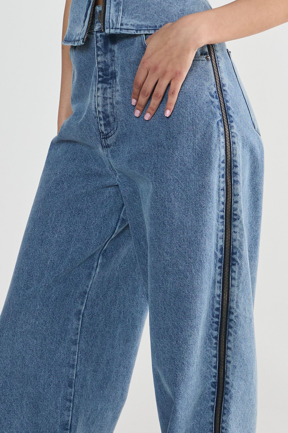 NastyGal Zip Seam Detail Straight Leg Denim Jeans Authentic Midwash image 3