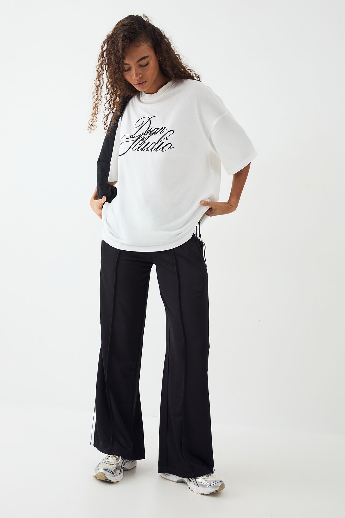 DSGN Studio DSGN Studio Script Embroidered Crew Neck Oversized T-Shirt White image 3