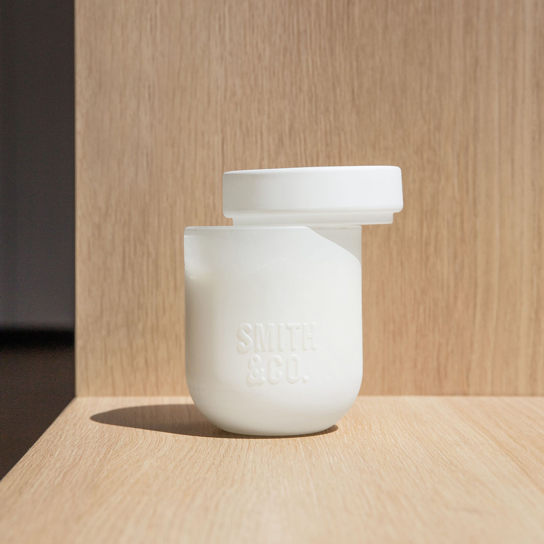 The Aromatherapy Company Smith & Co 250g Candle - Tonka & White Musk image 5