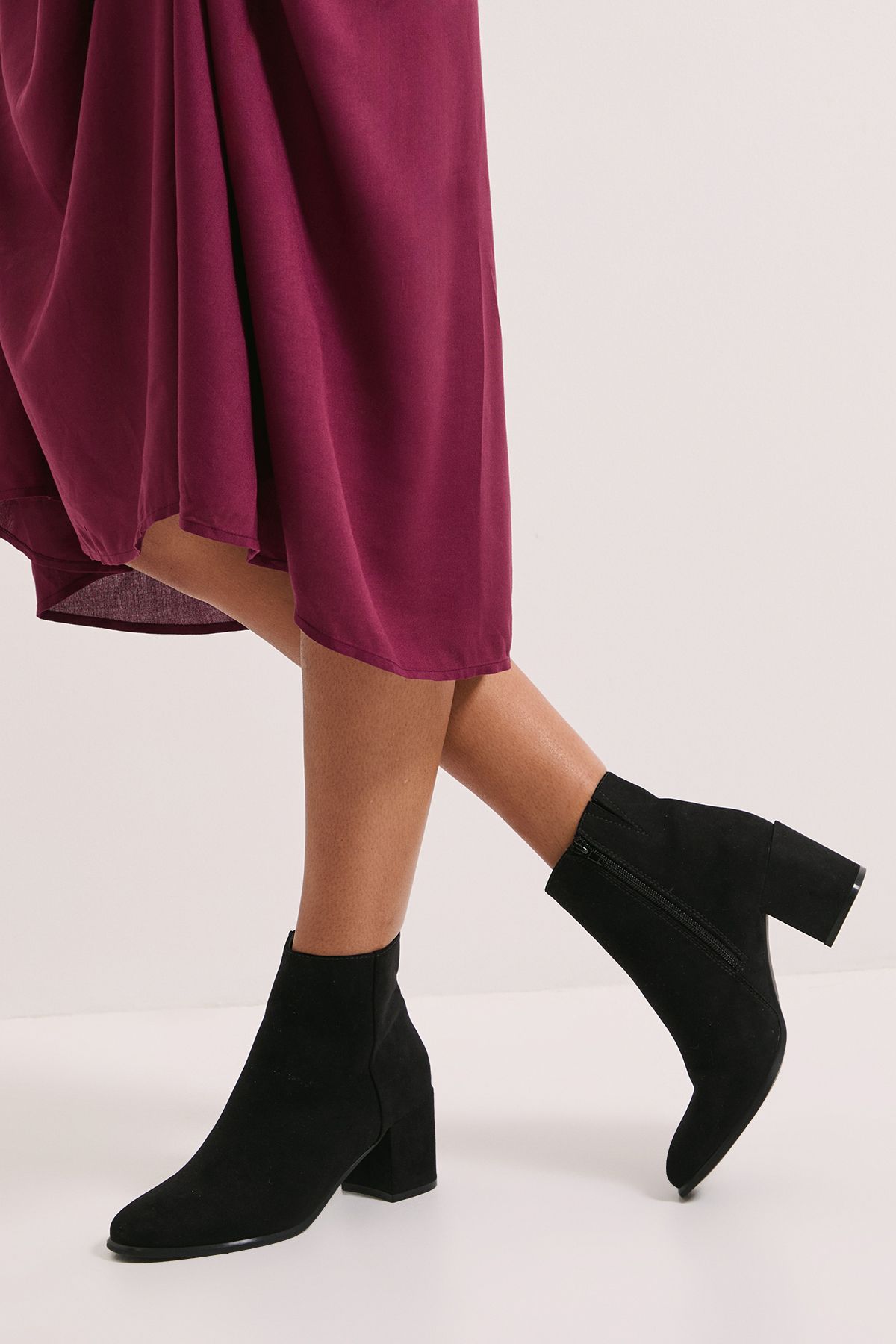 Dorothy Perkins Wide Fit Morgan Round Toe Medium Block Heel Ankle Boots Natural Black image 2