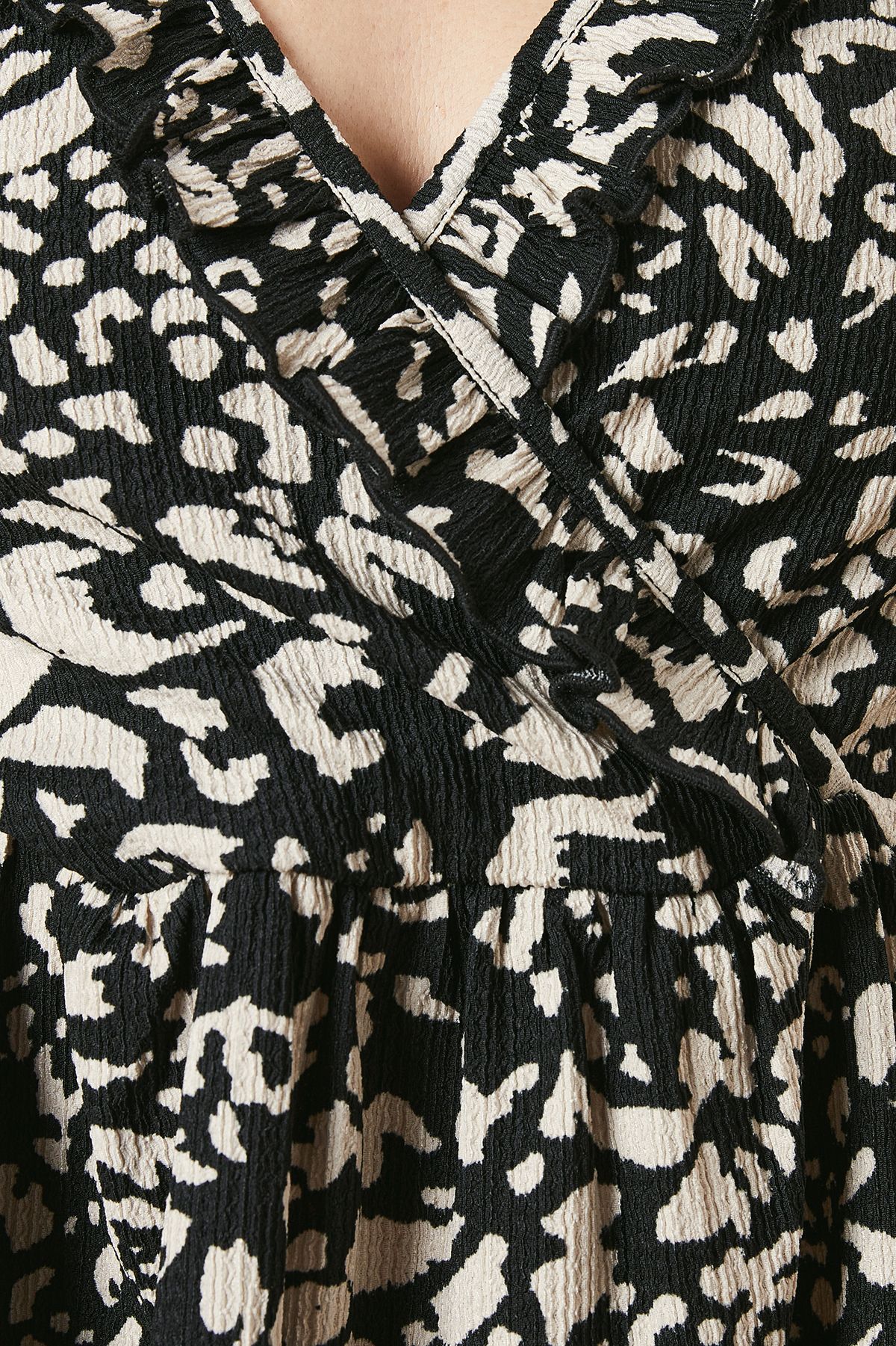 Dorothy Perkins Mono Animal Ruffle wrap long sleeve top Animal image 5