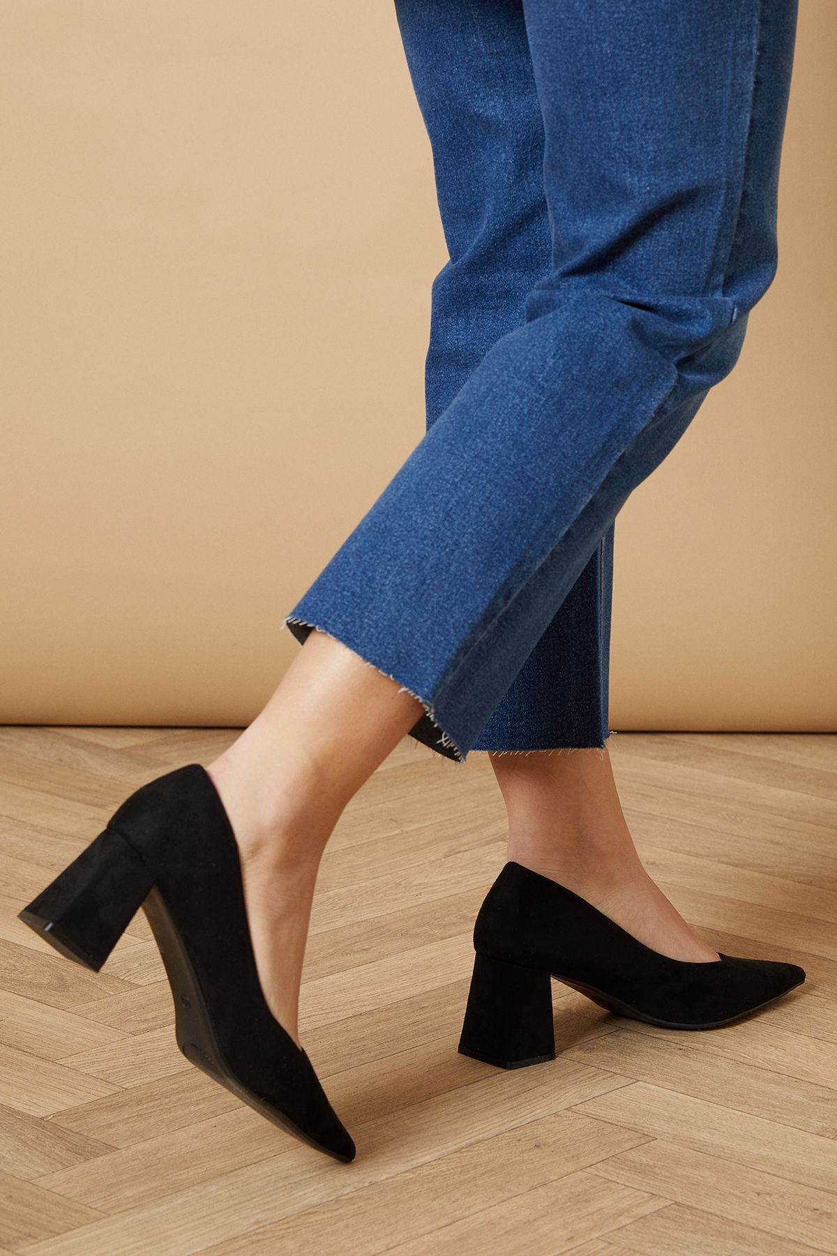 Oasis Vern Faux Suede Pointed Block Court Shoes Natural Black image 3