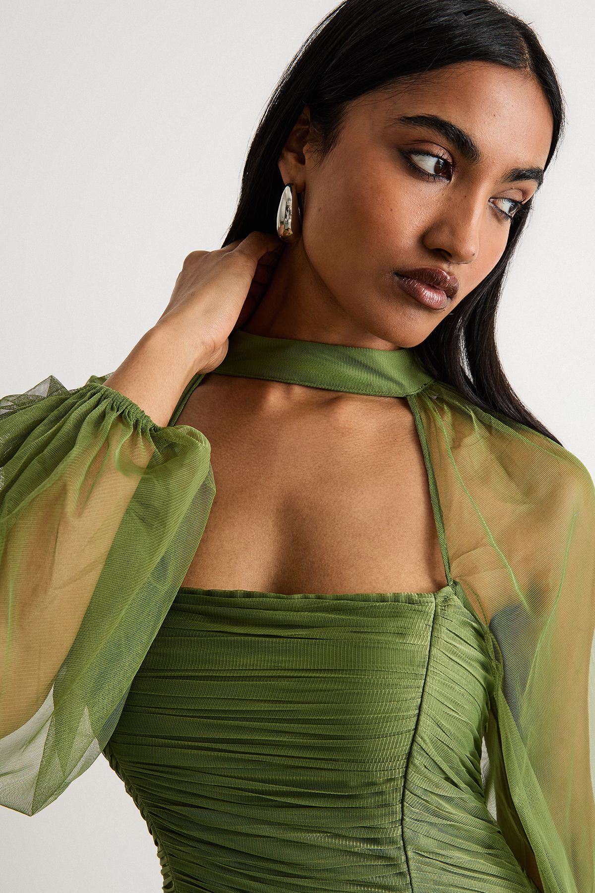 Warehouse Bow Detail Gathered Tulle Maxi Dress with Open Neck Green image 4
