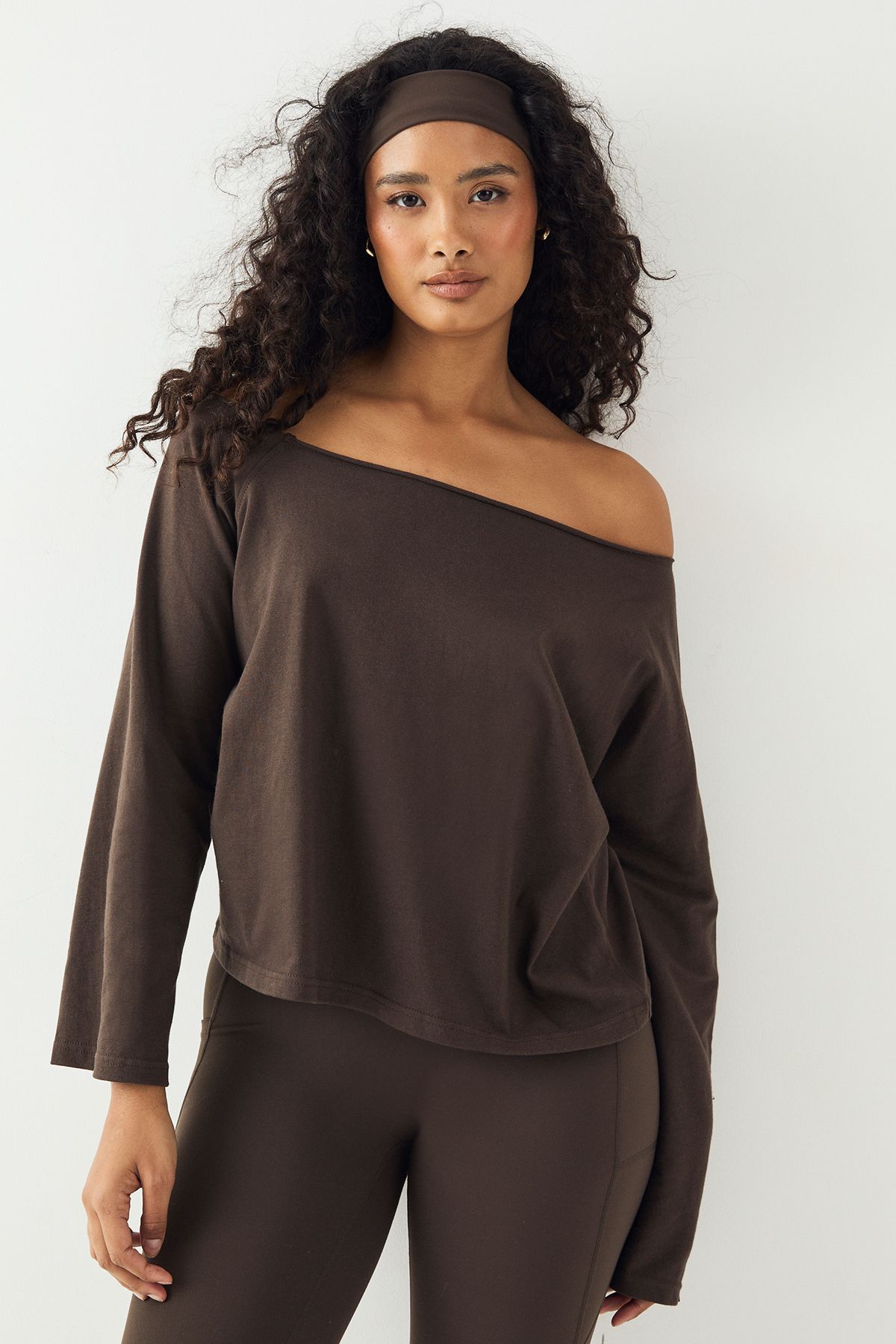 DSGN Studio DSGN Studio Off The Shoulder Long Sleeve T-shirt Espresso image 3