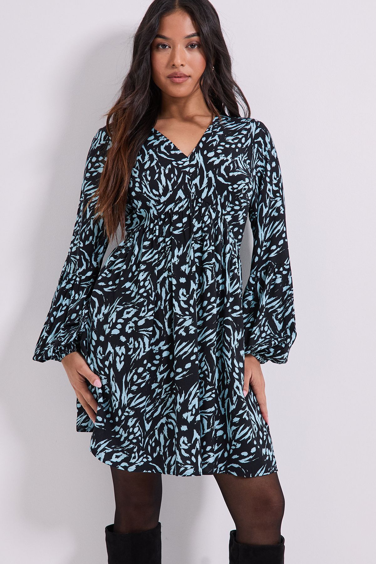 Dorothy Perkins Petite V Neck Smock Blouson Sleeve Printed Mini Dress Blue image 4