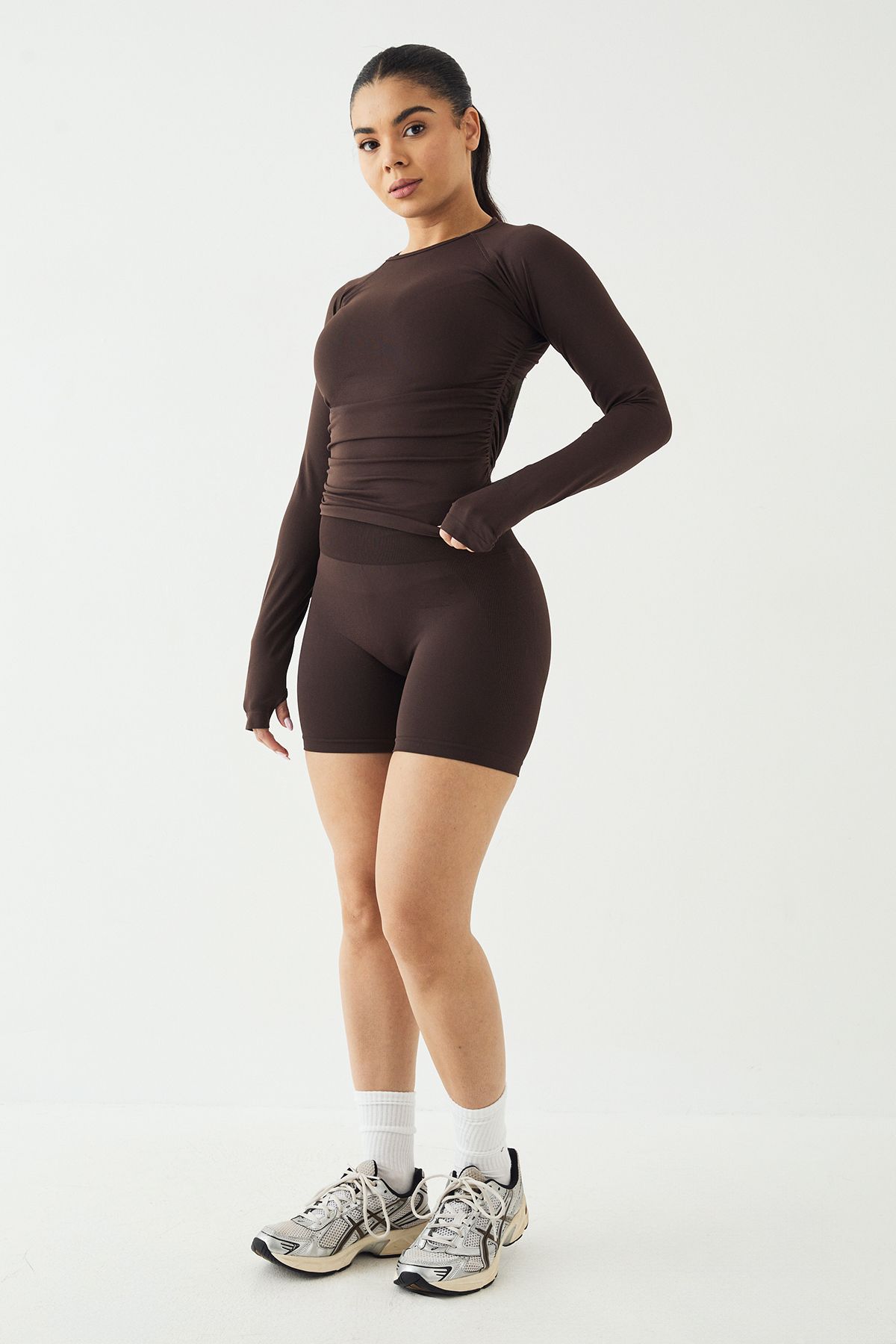 DSGN Studio DSGN Studio Sport Ultra Contour Seamless Ruched Long Sleeve Top Coffee Bean image 3